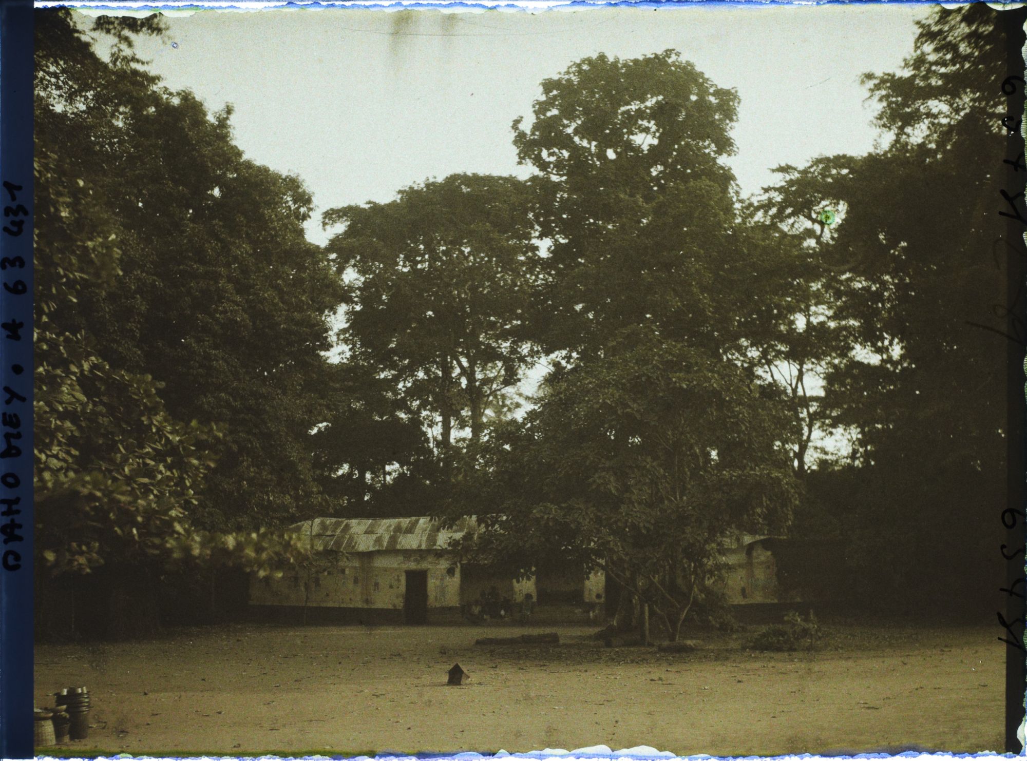 Image représentant Case du fétiche Homgbo (?) adossée à l'enclos sacré