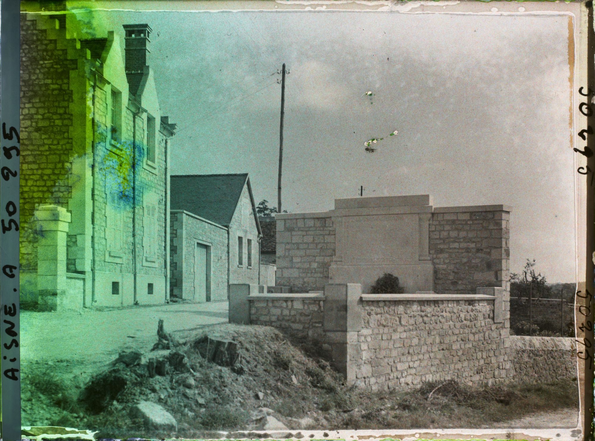 Image représentant France, Chivres, Vue vers le monumt aux morts