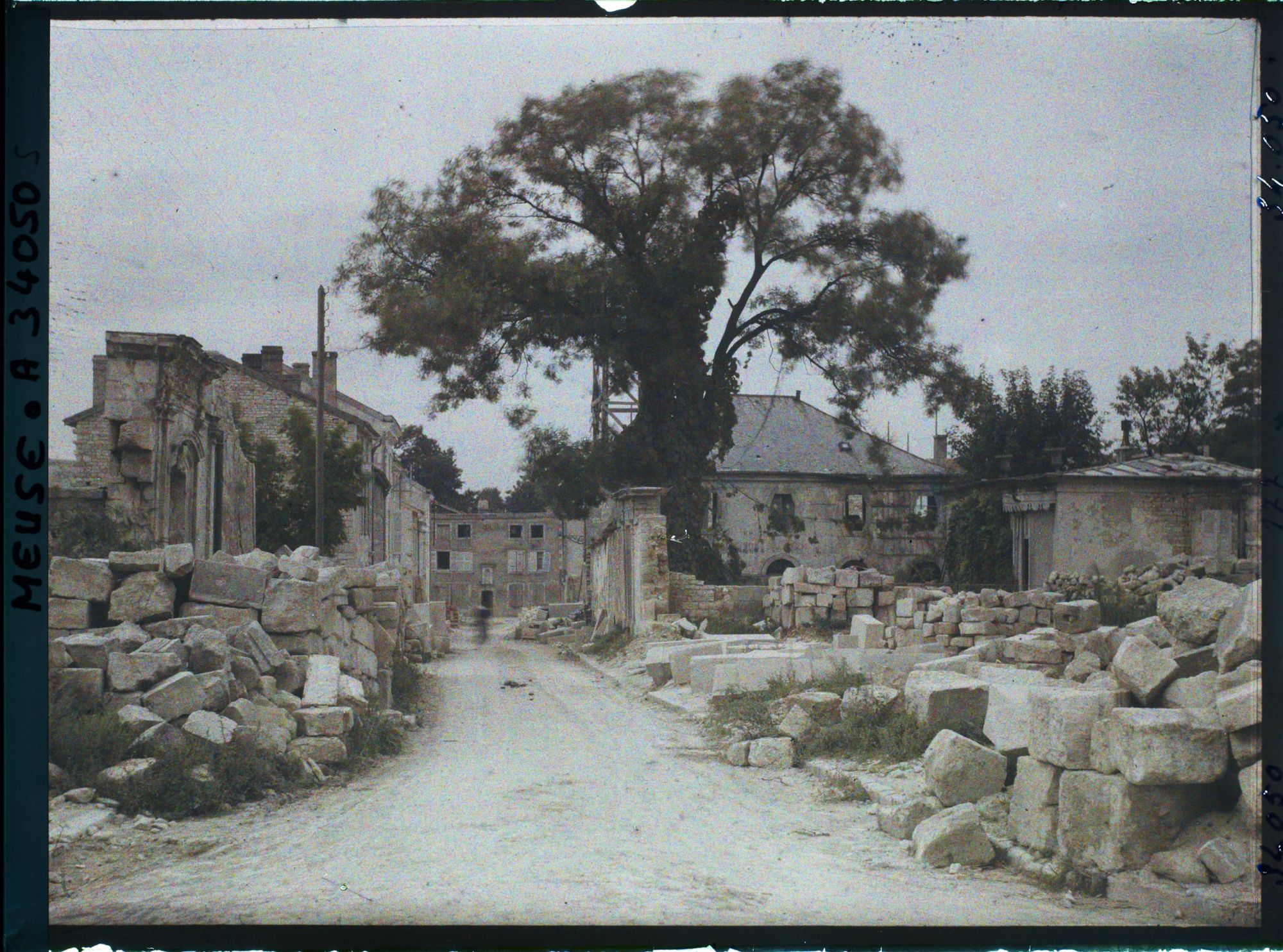 Image représentant France, Verdun, La rue des Capucins vue prise de la rue Chevert