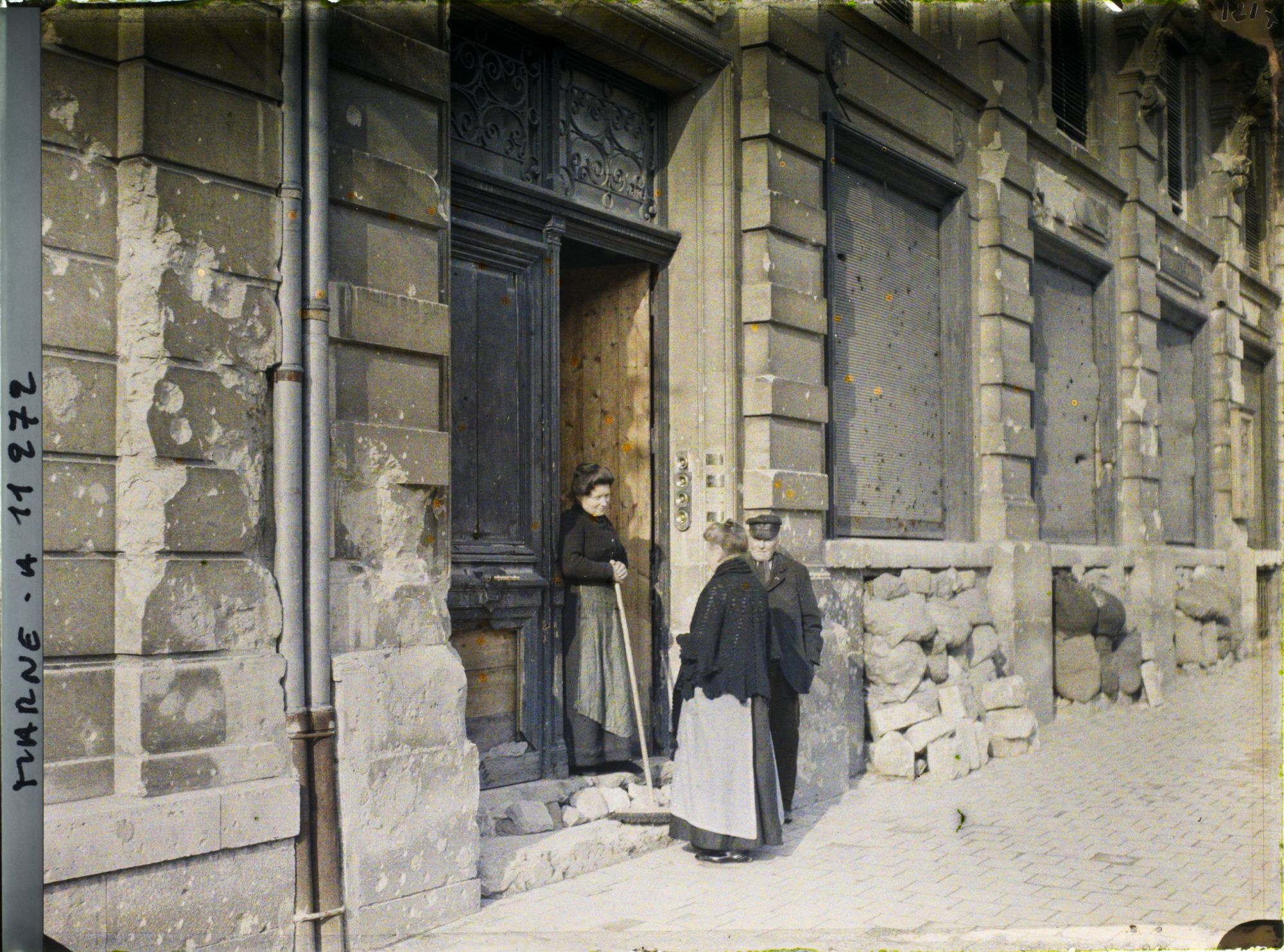 Image représentant Habitants discutant devant le porche d'une maison, rue Libergier