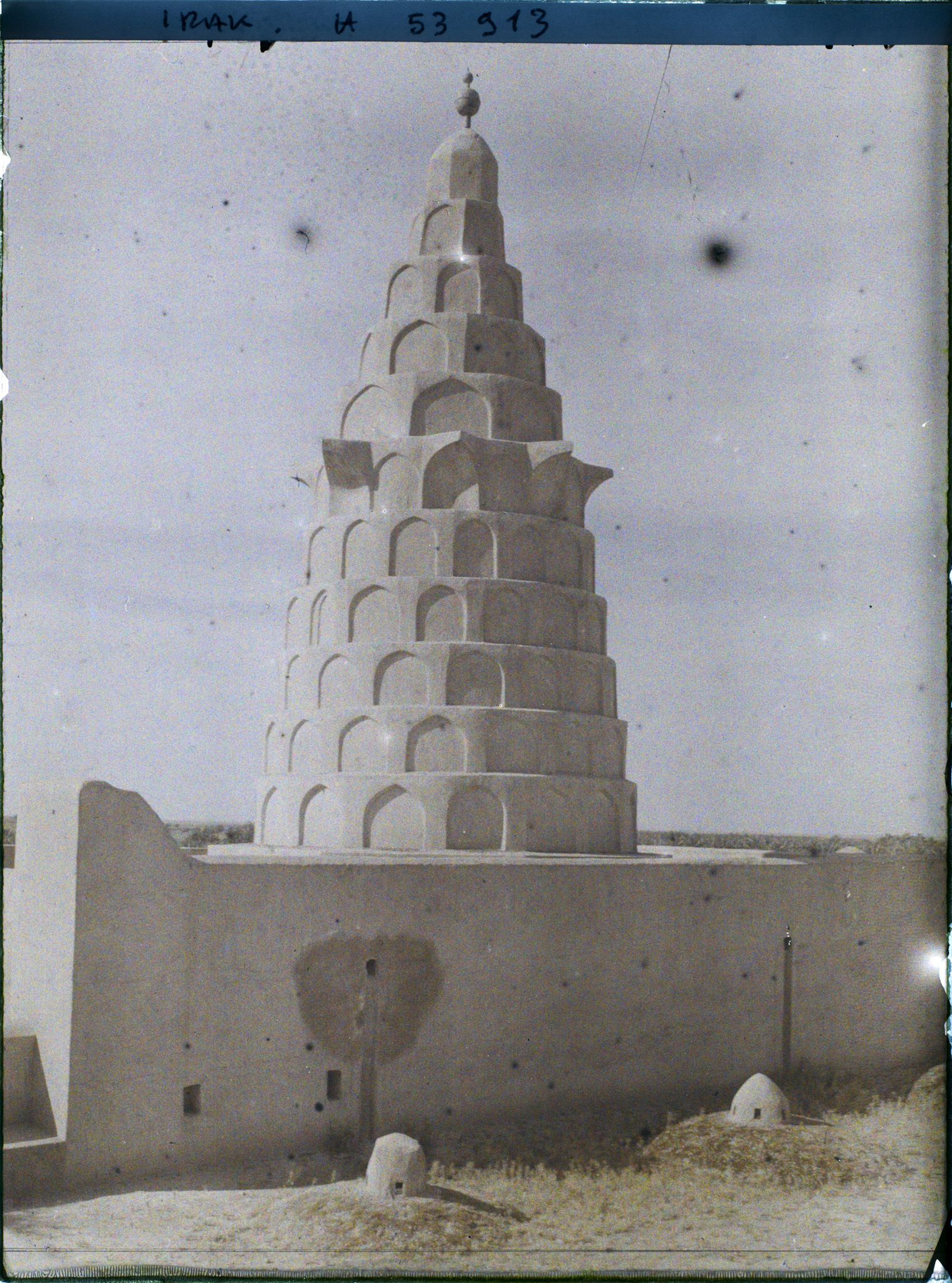 Image représentant Extérieur du tombeau -supposé d'Ezéchiel- (prophète juif du VIe siècle avant J.-C.)