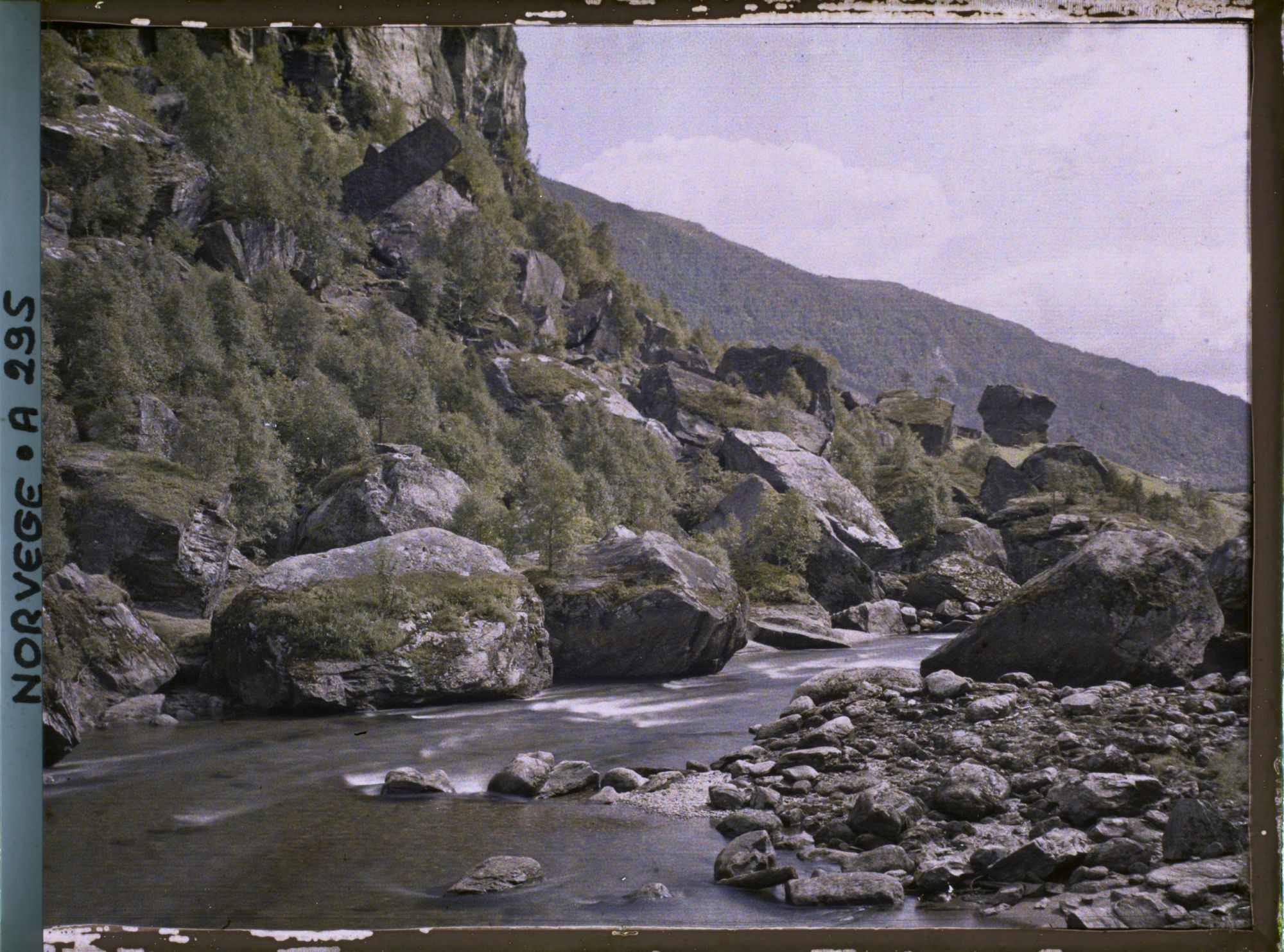 Image représentant Torrent traversant la vallée