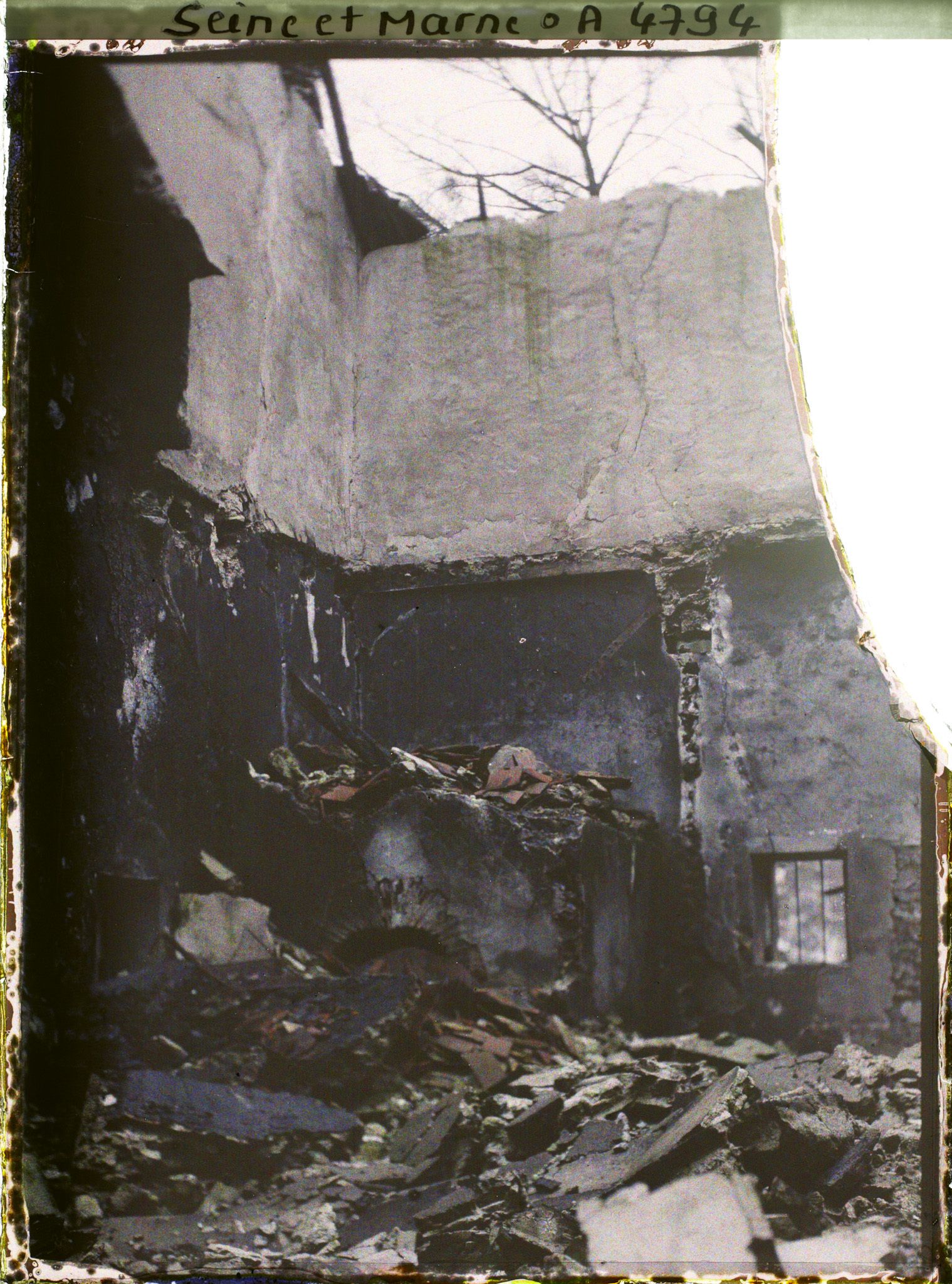 Image représentant France, Chauconin, Une des maisons détruites - Intérieur d'une maison brulée le 5 septr 1914