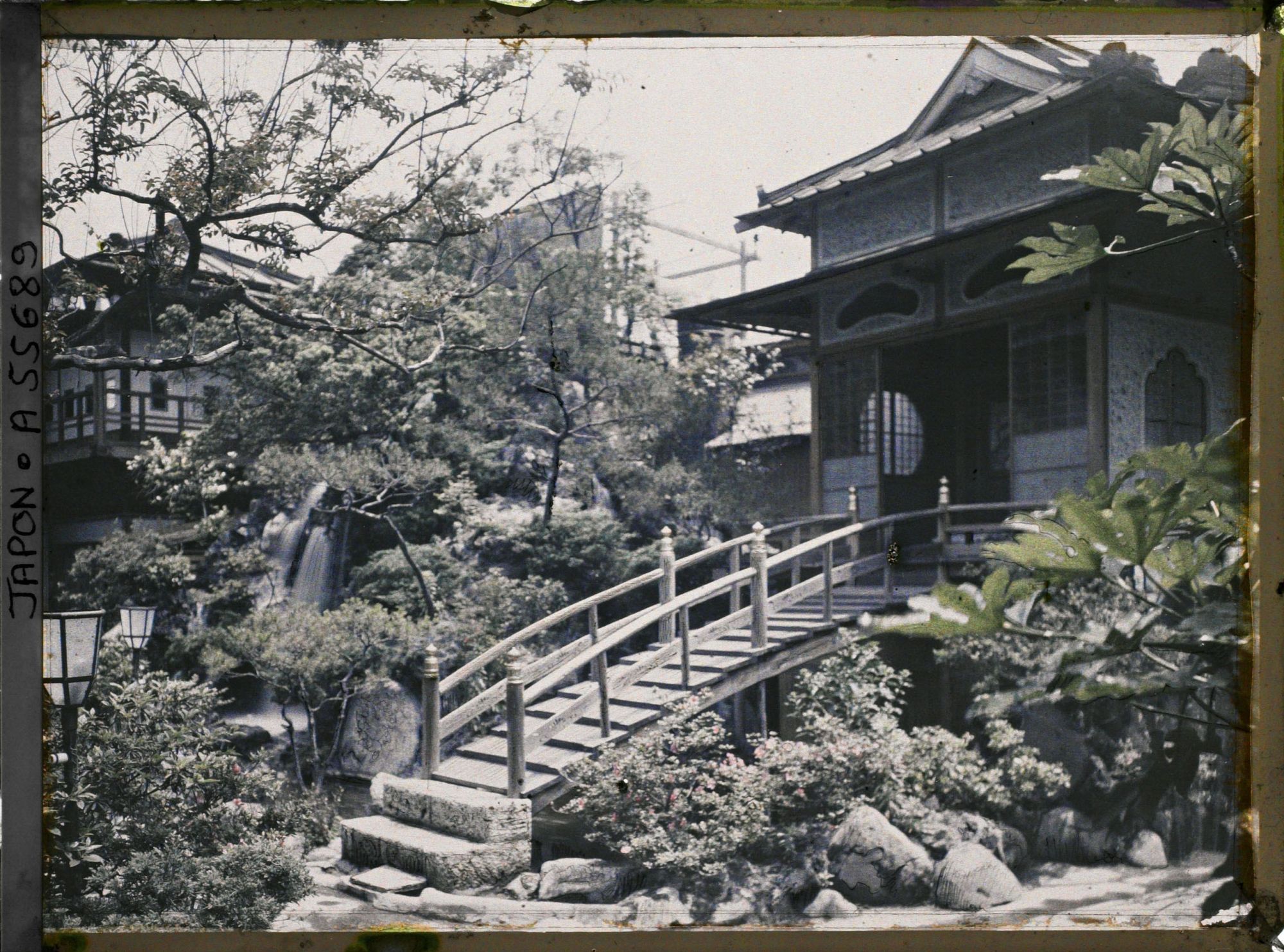 Image représentant Entrée et jardin d'un Ryokan (hôtel-restaurant traditionnel)