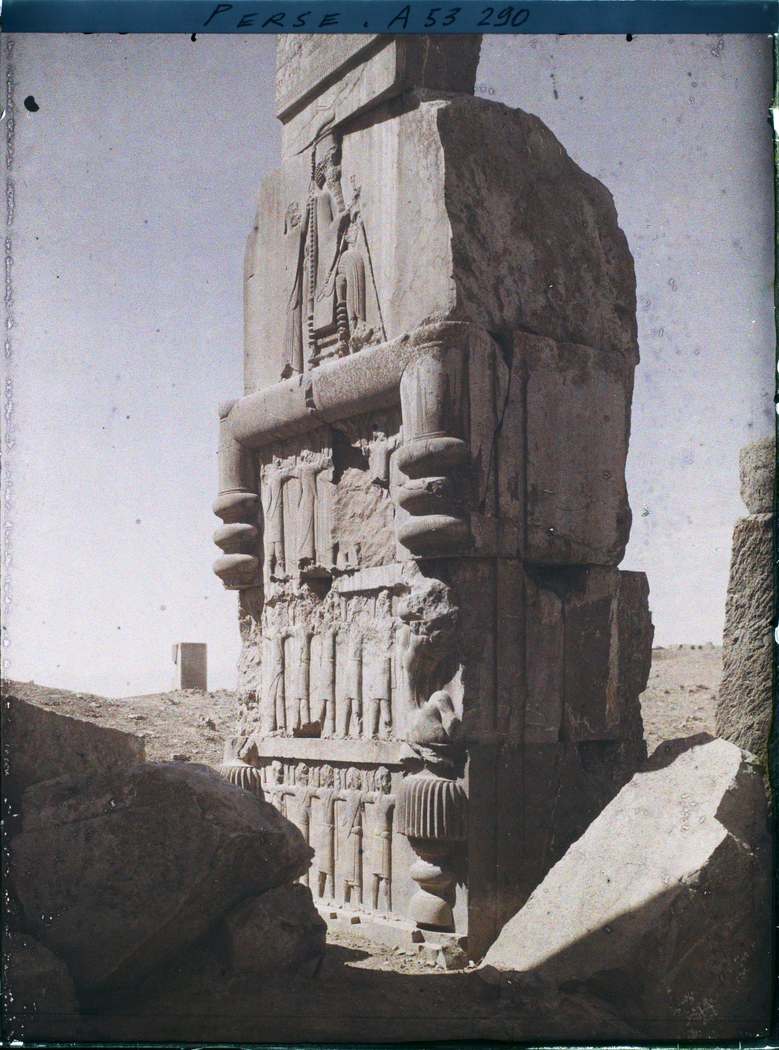 Image représentant Dans l'embrasure de la porte orientale du Tripylon, bas-relief représentant le roi Darius sur son trône sous le symbole ailé d'Ahura Mazda, soutenu par les 28 nations vassales