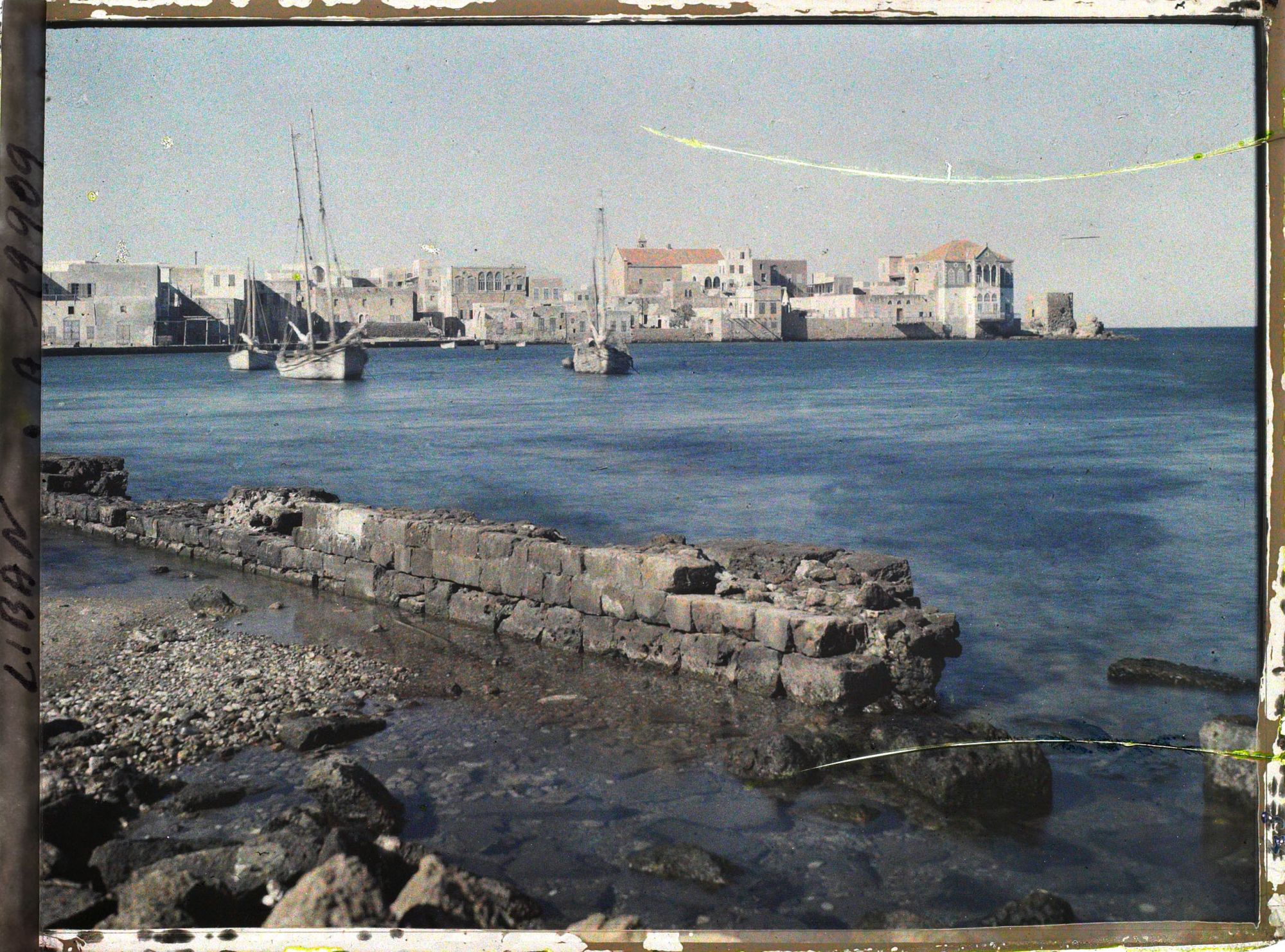 Image représentant Vue du port avec des vestiges du môle antique