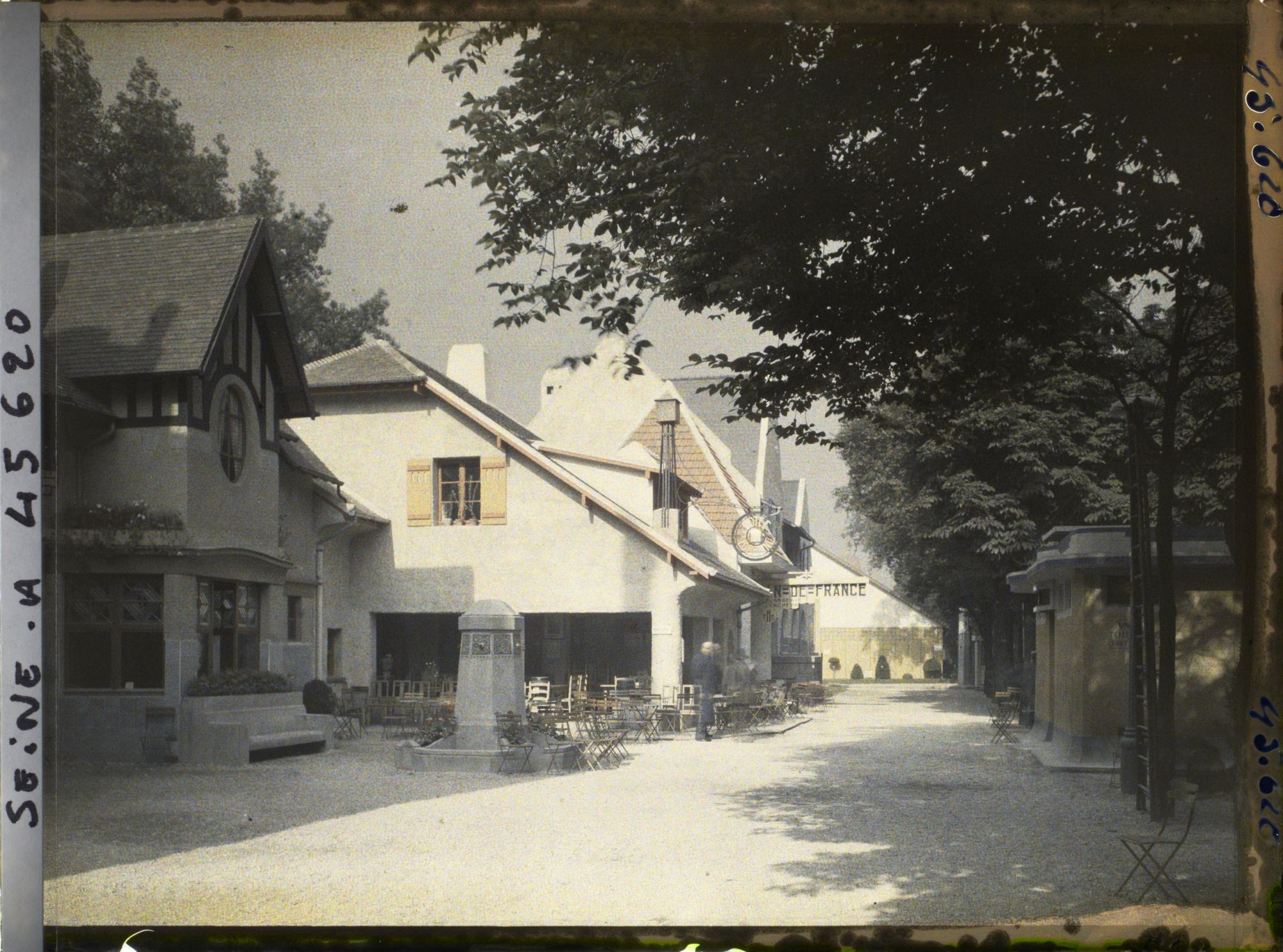 Image représentant L'Exposition des arts décoratifs, le Village français sous la direction de Charles Genuys, Maison bourgeoise