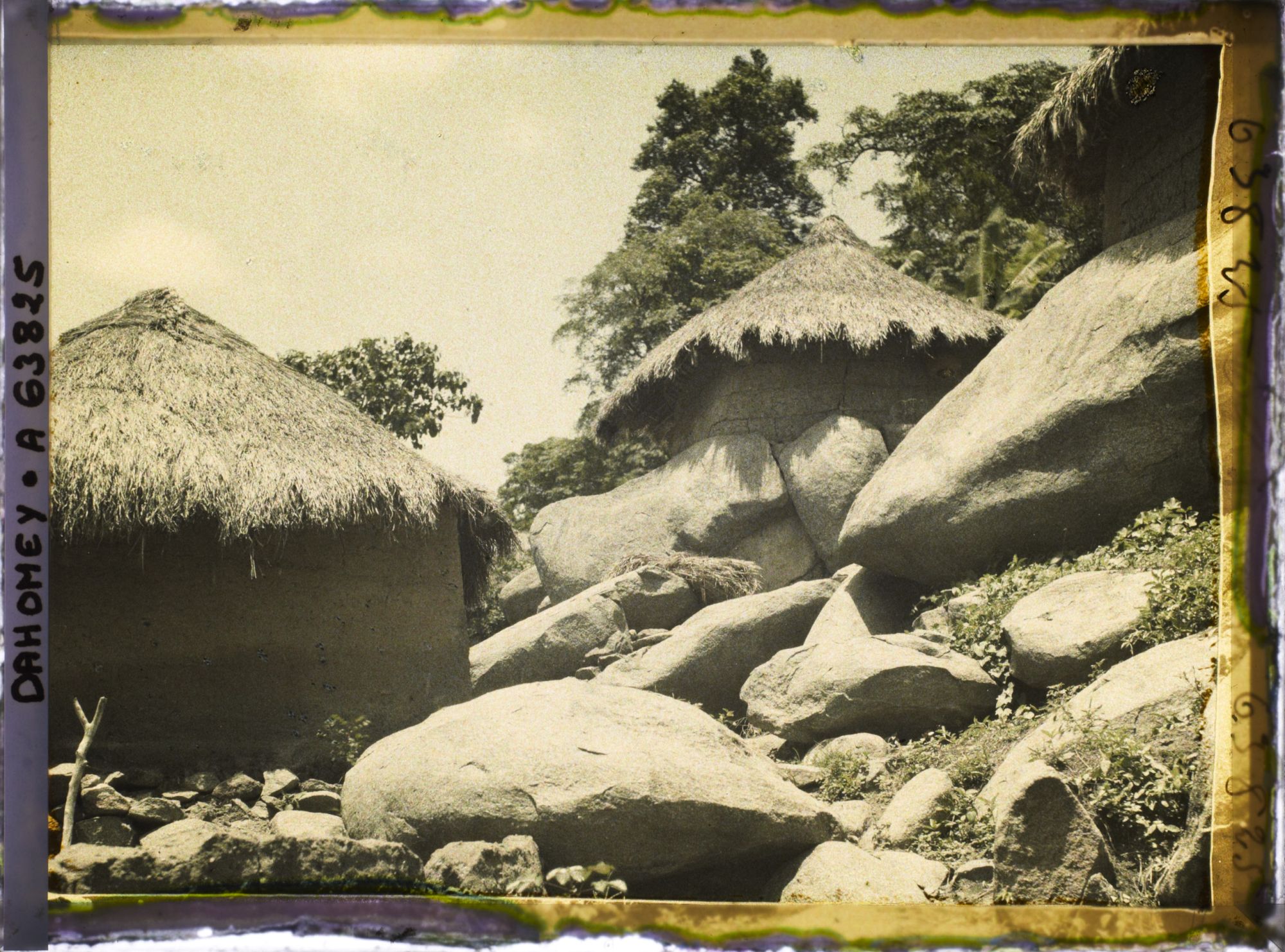 Image représentant Cases à flanc de montagne, au milieu d'éboulis rocheux