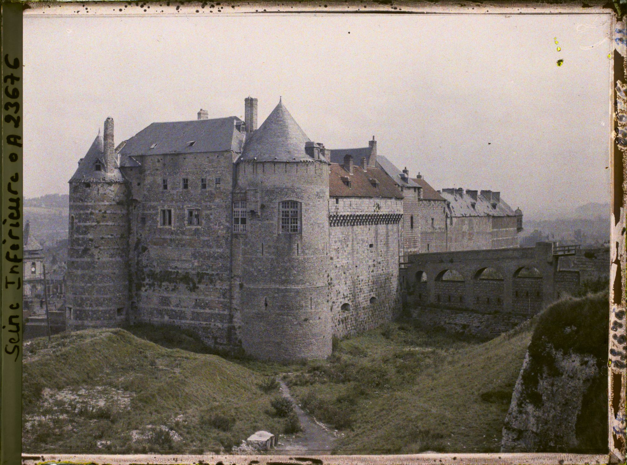 Image représentant Le château, vue d'ensemble prise vers le sud-est