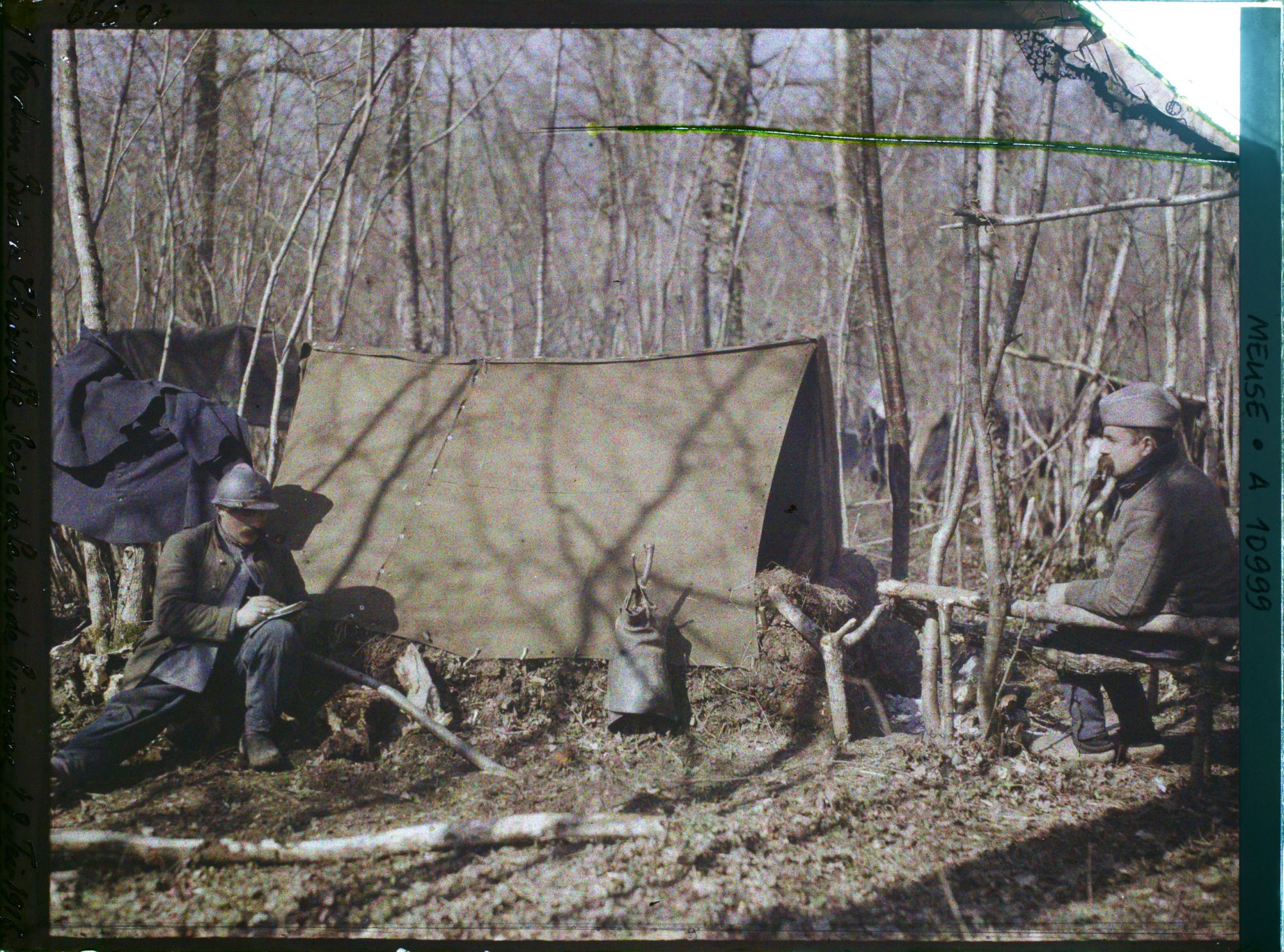 Image représentant France, près Verdun, Bois de Thieville, Scène de la vie de bivouac