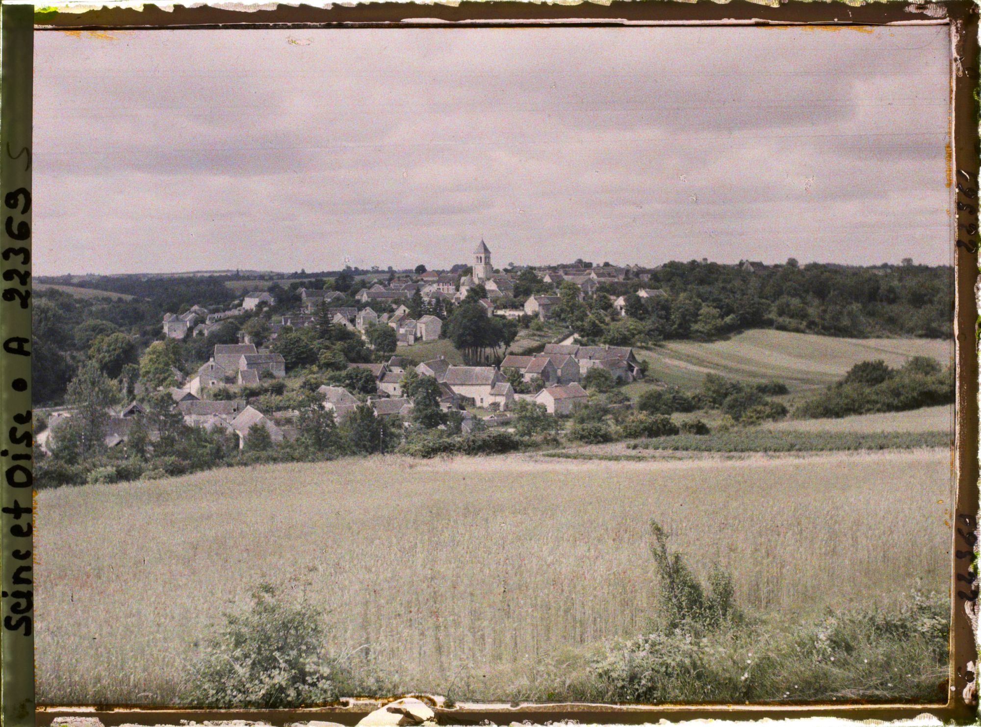 Image représentant France, Montchauvet, Le Village vu de la route de Septeuil de l'Est à l'Ouest