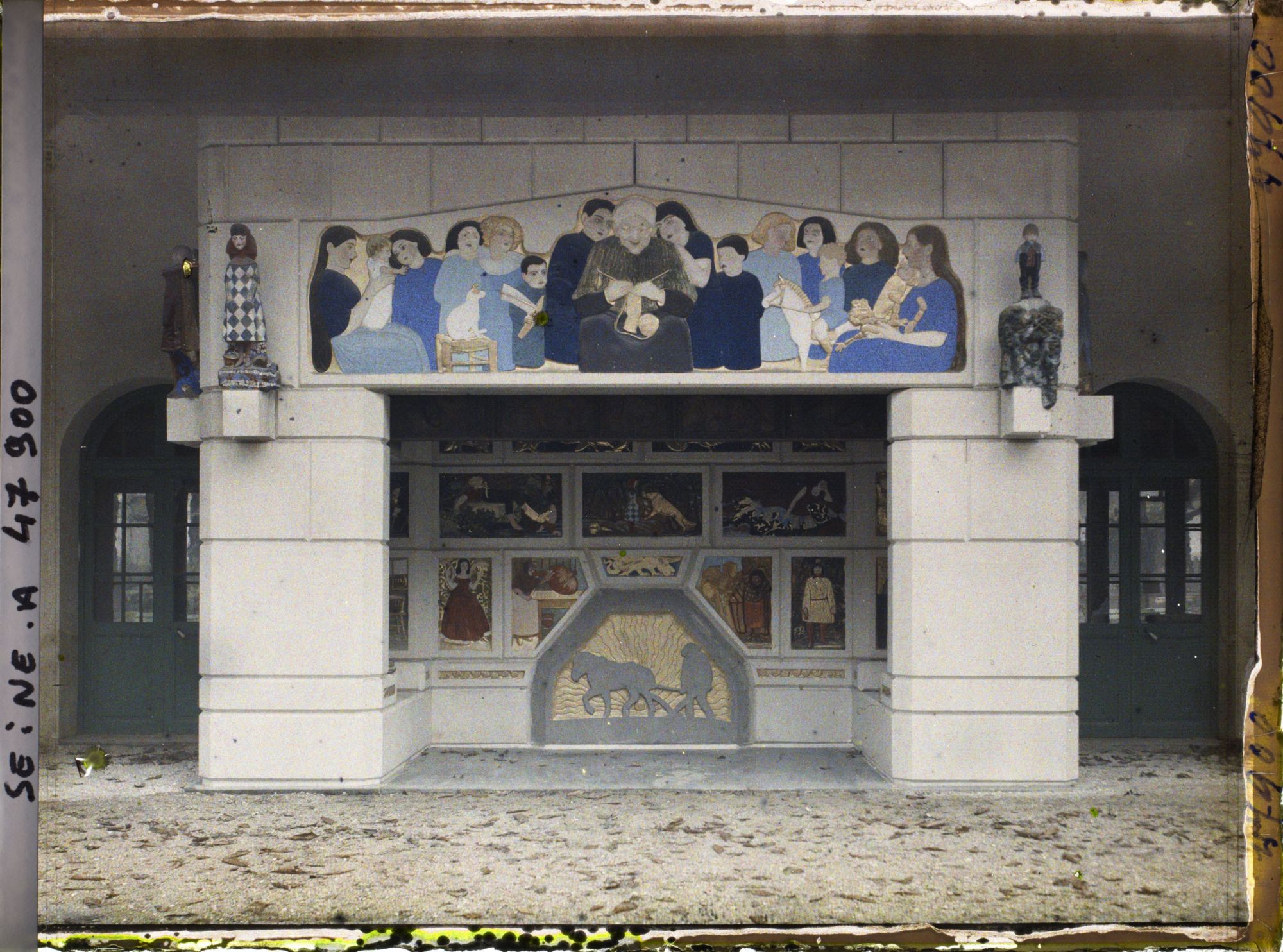 Image représentant L'Exposition des arts décoratifs, Pavillon de la Provence, sur le cours la Reine, Dans la cour du mas, cheminée de Dardé