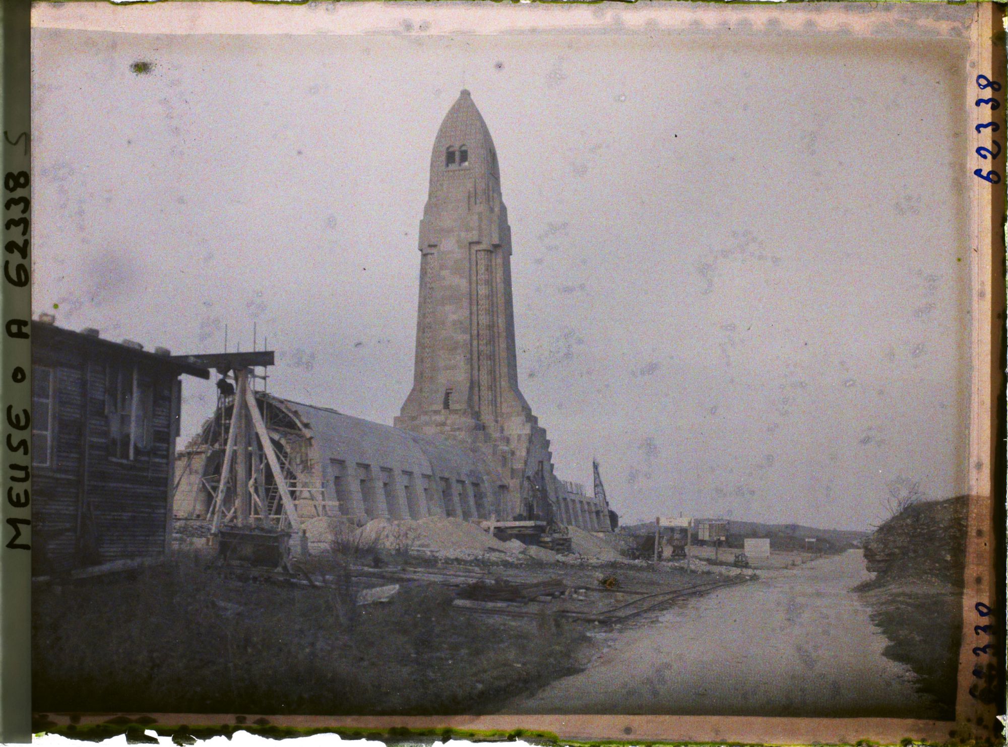 Image représentant Meuse, Douaumont, L'Ossuaire en Construction
