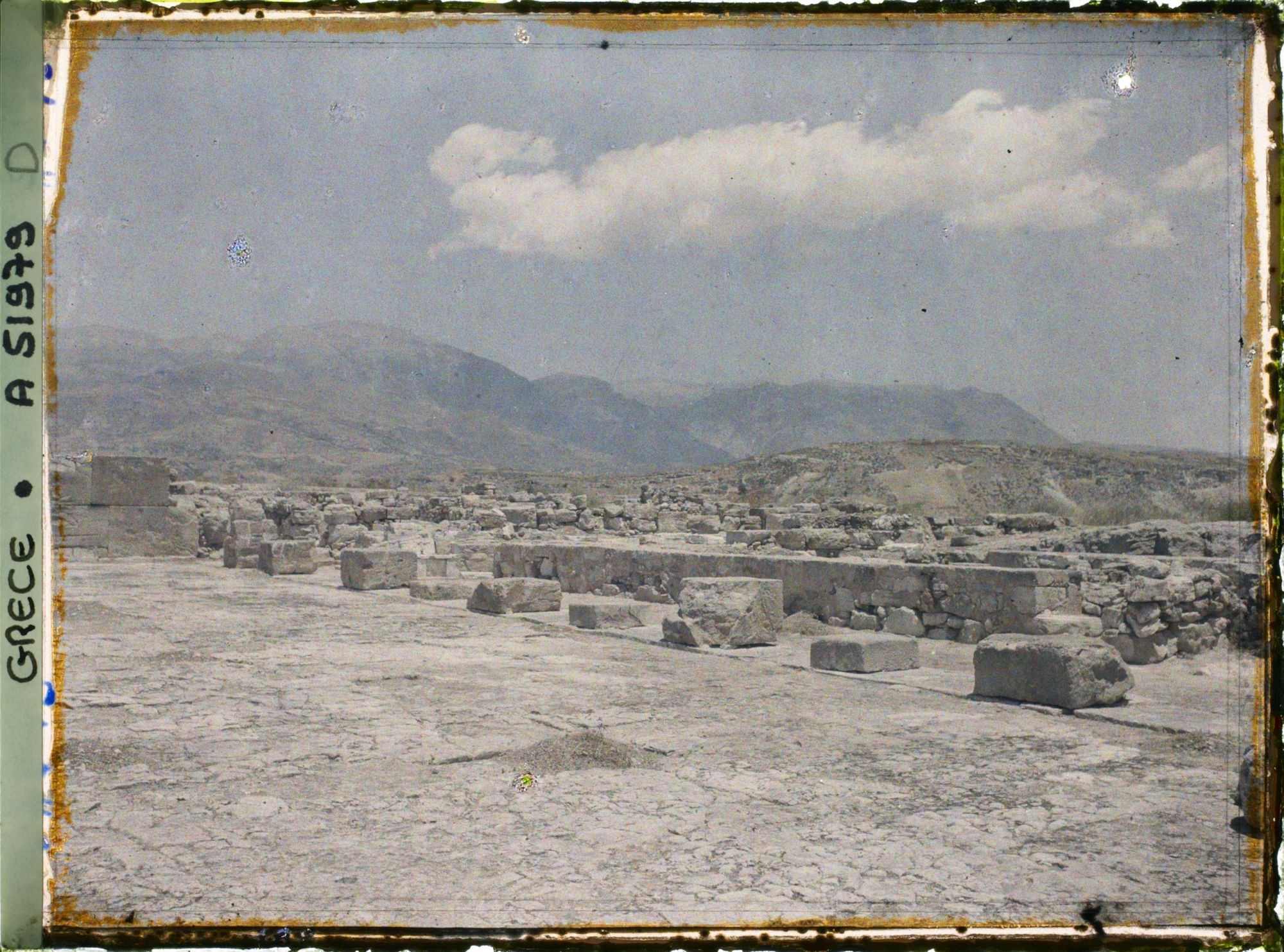 Image représentant Le palais. La bordure est de la cour centrale