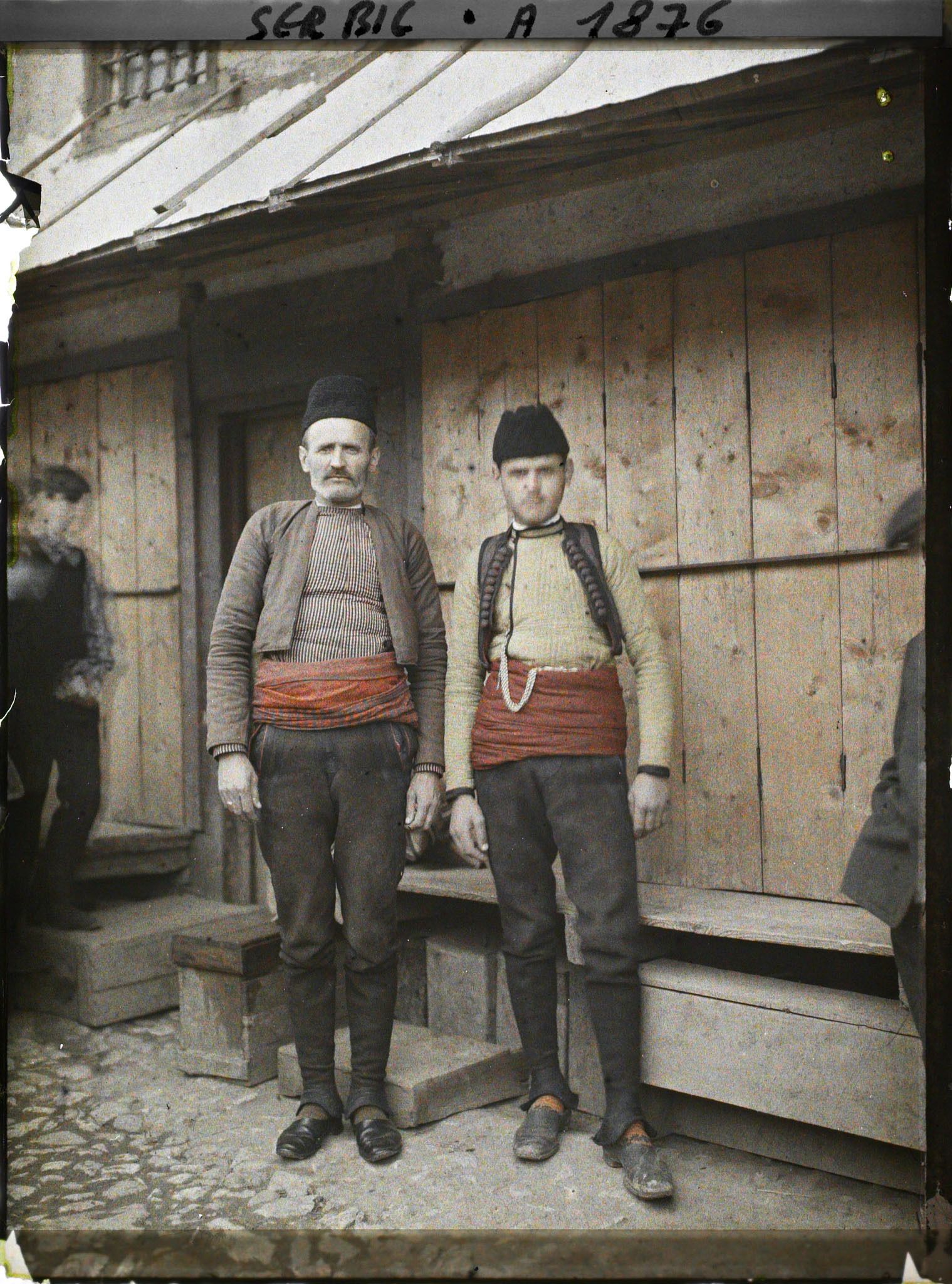 Image représentant Deux Serbes en costume de ville