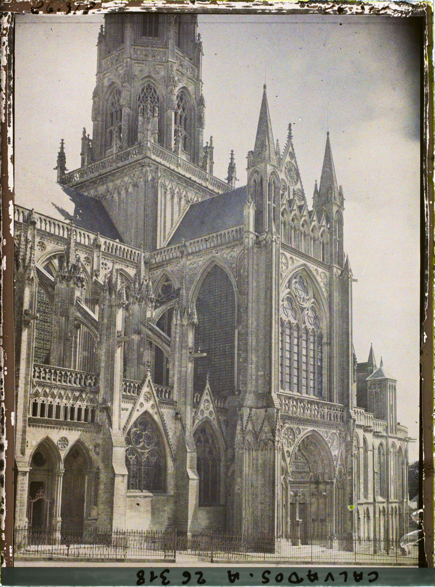 Image représentant La cathédrale Notre-Dame de Bayeux, vue côté Sud