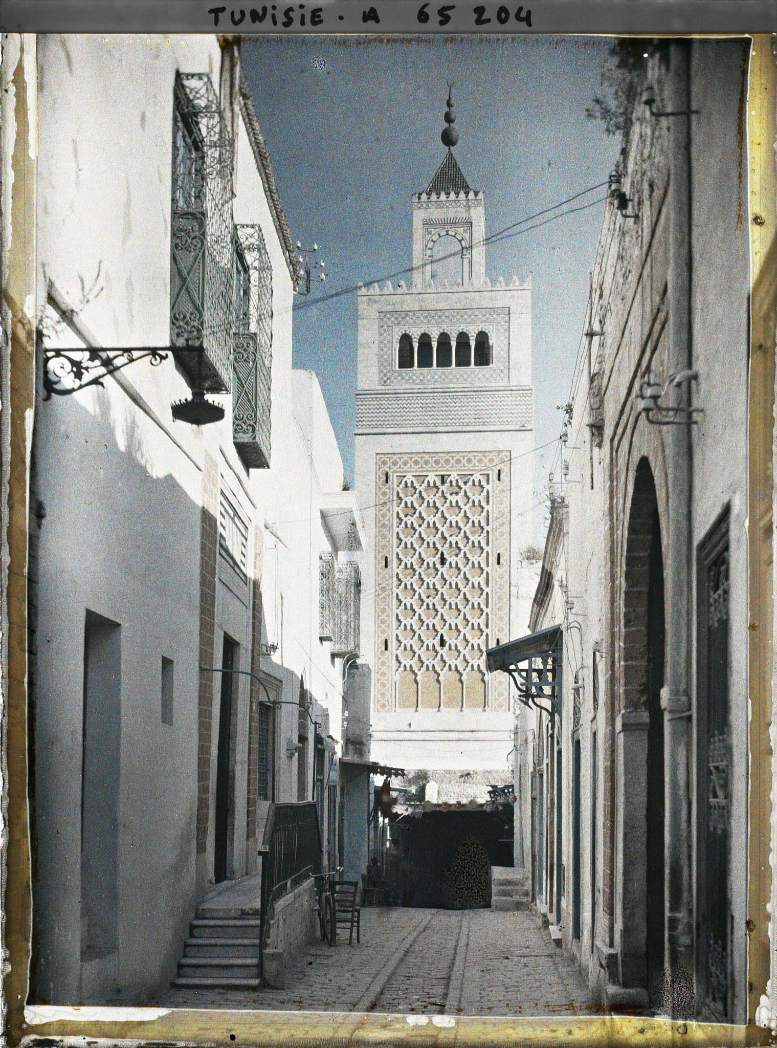 Image représentant La rue Sidi-ben-Arous dominée par le minaret de la Grande Mosquée dans la médina