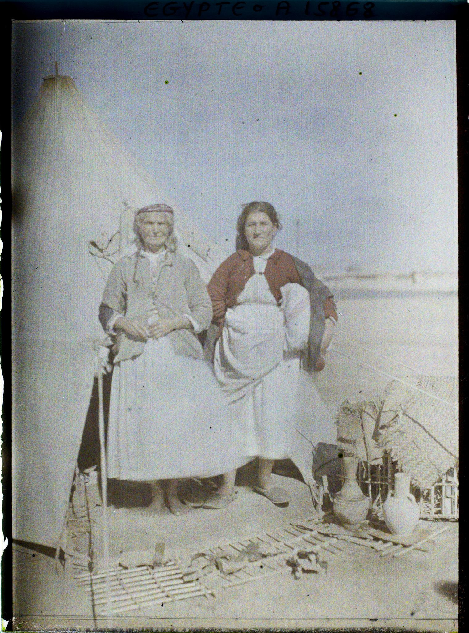 Image représentant Deux réfugiées arméniennes devant une tente dans le campement