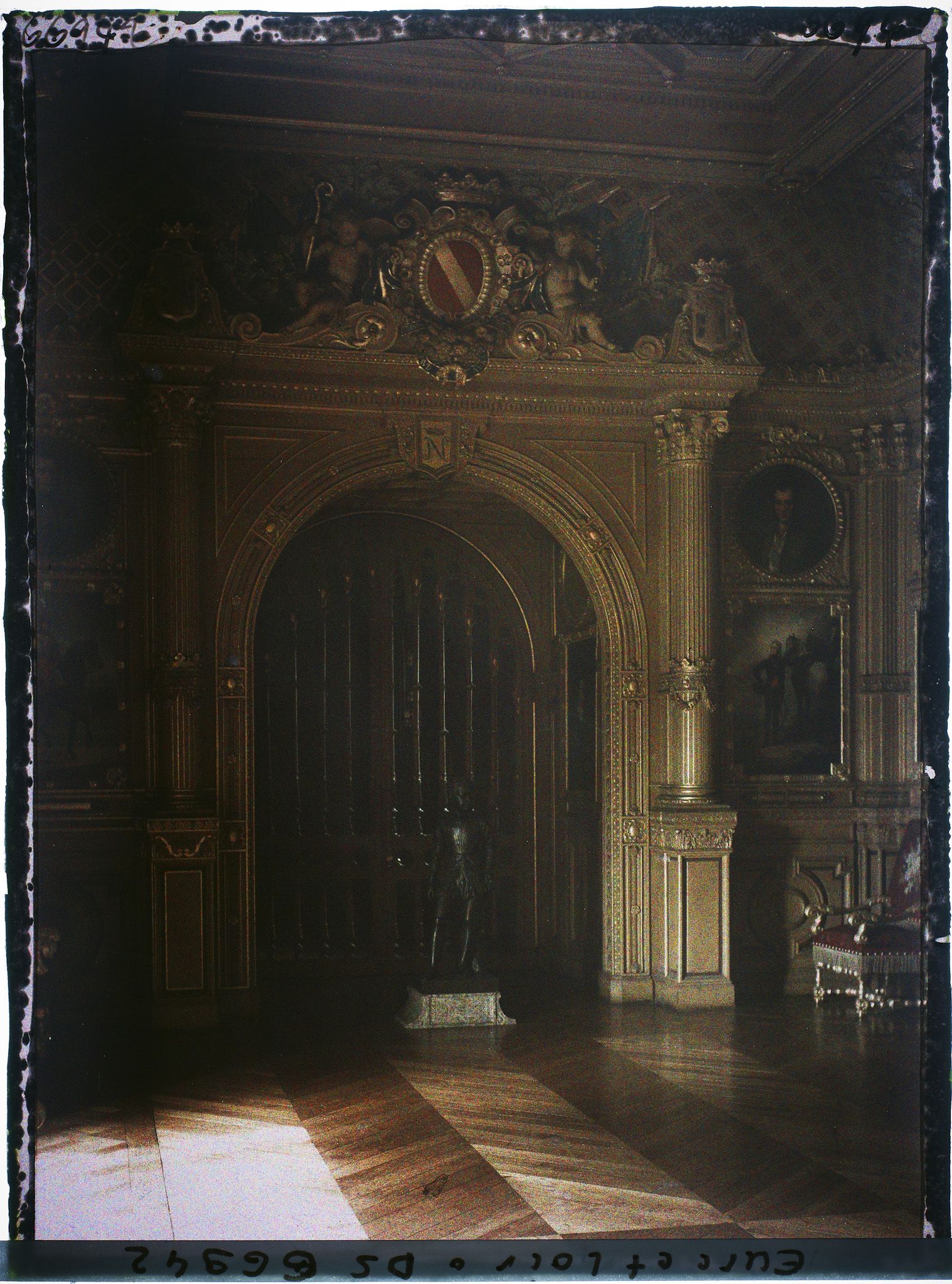 Image représentant Porte reliant la galerie des ancêtres Noailles à la tribune de l'église saint Nicolas dans l'aile nord-est du chateau