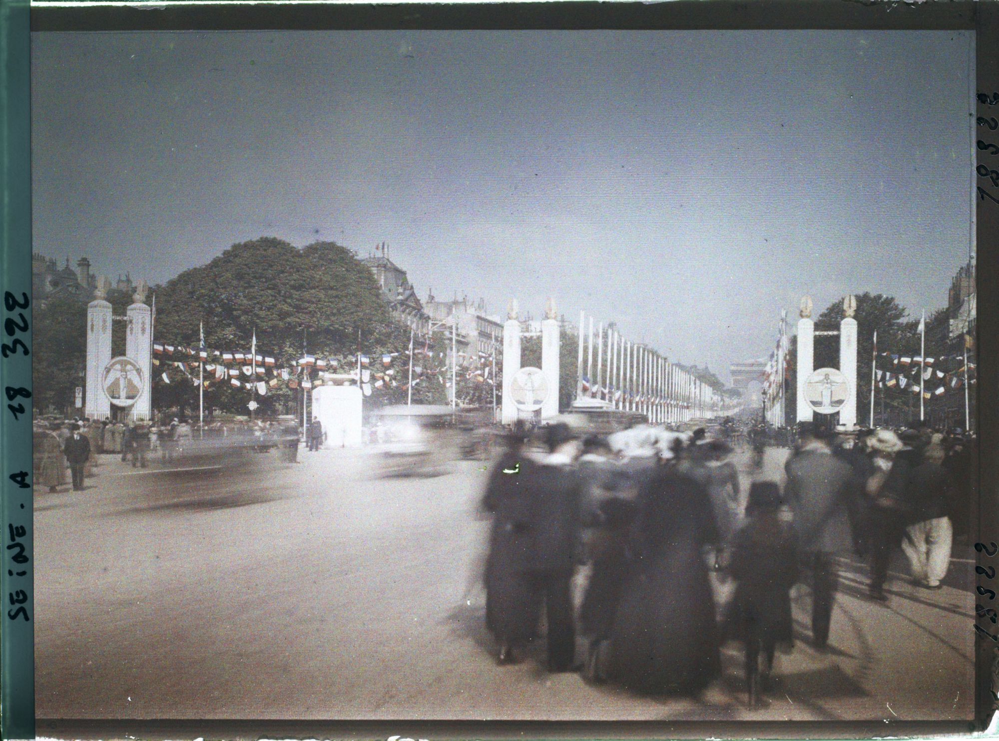 Image représentant L'avenue des Champs-Elysées décorée pour les fêtes de la Victoire des 13 et 14 juillet 1919
