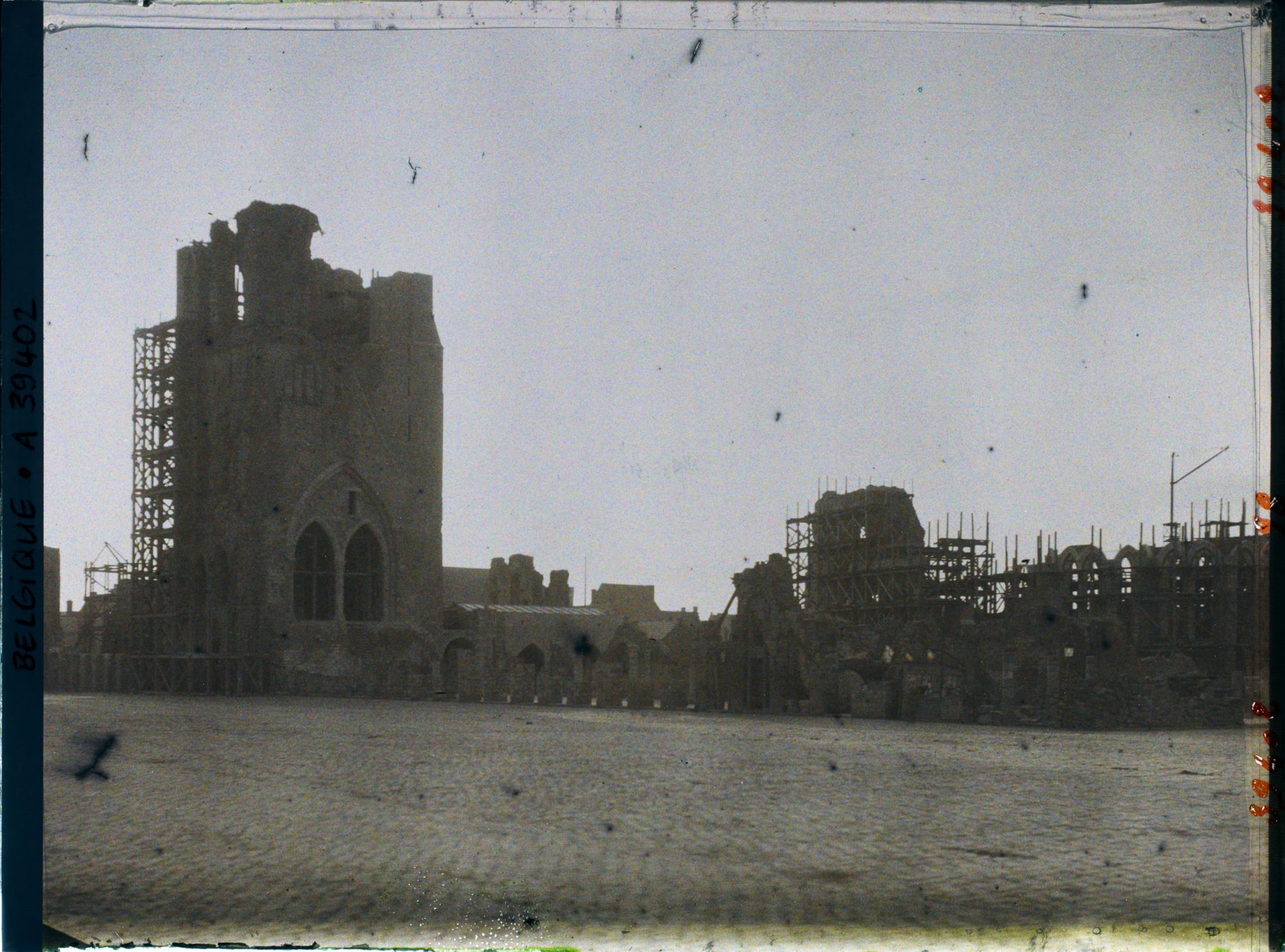 Image représentant Belgique, Ypres, Contre jour sur les ruines des Halles