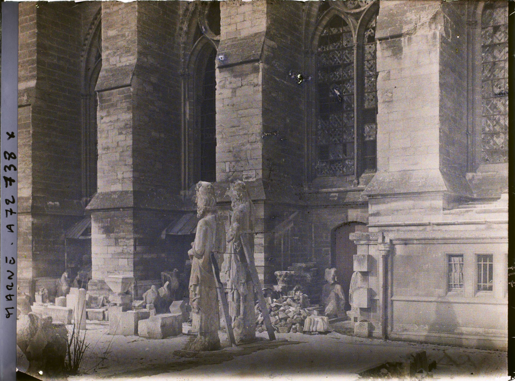 Image représentant Atelier de réparation des statues dans la cour du palais du Tau