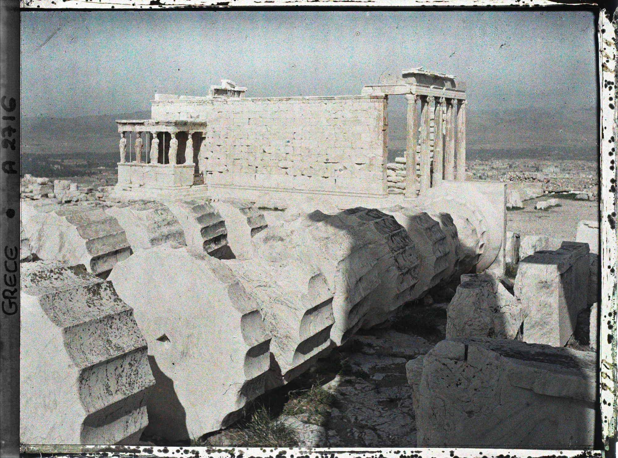 Image représentant Sur l'Acropole, vestiges de colonnes et l'Erechtheion, côté sud
