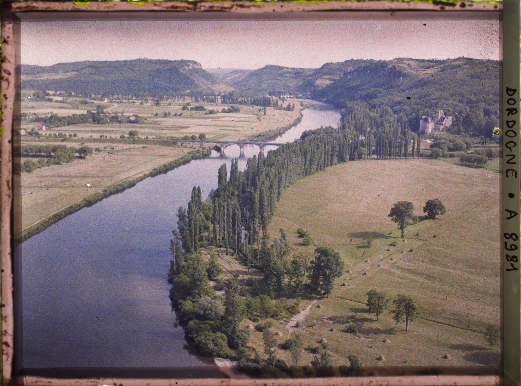 Image représentant France, Beynac, Vue prise de la terrasse du chateau sur la Dordogne amont