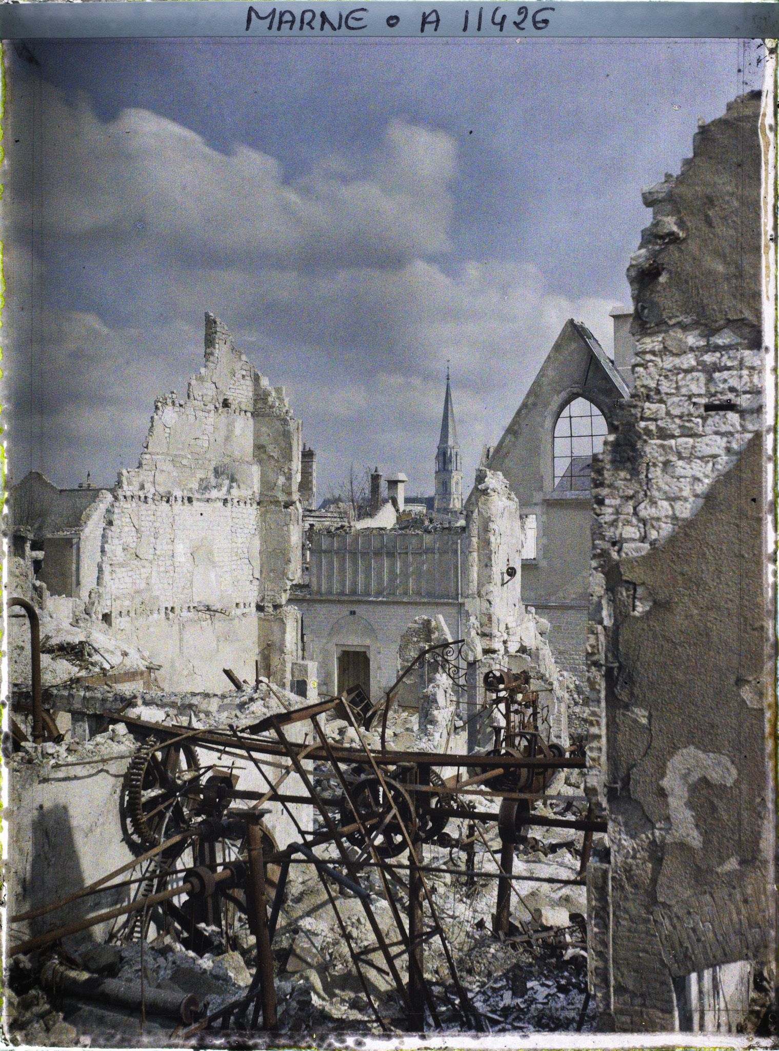 Image représentant Les ruines d'une usine et débris de machines industrielles