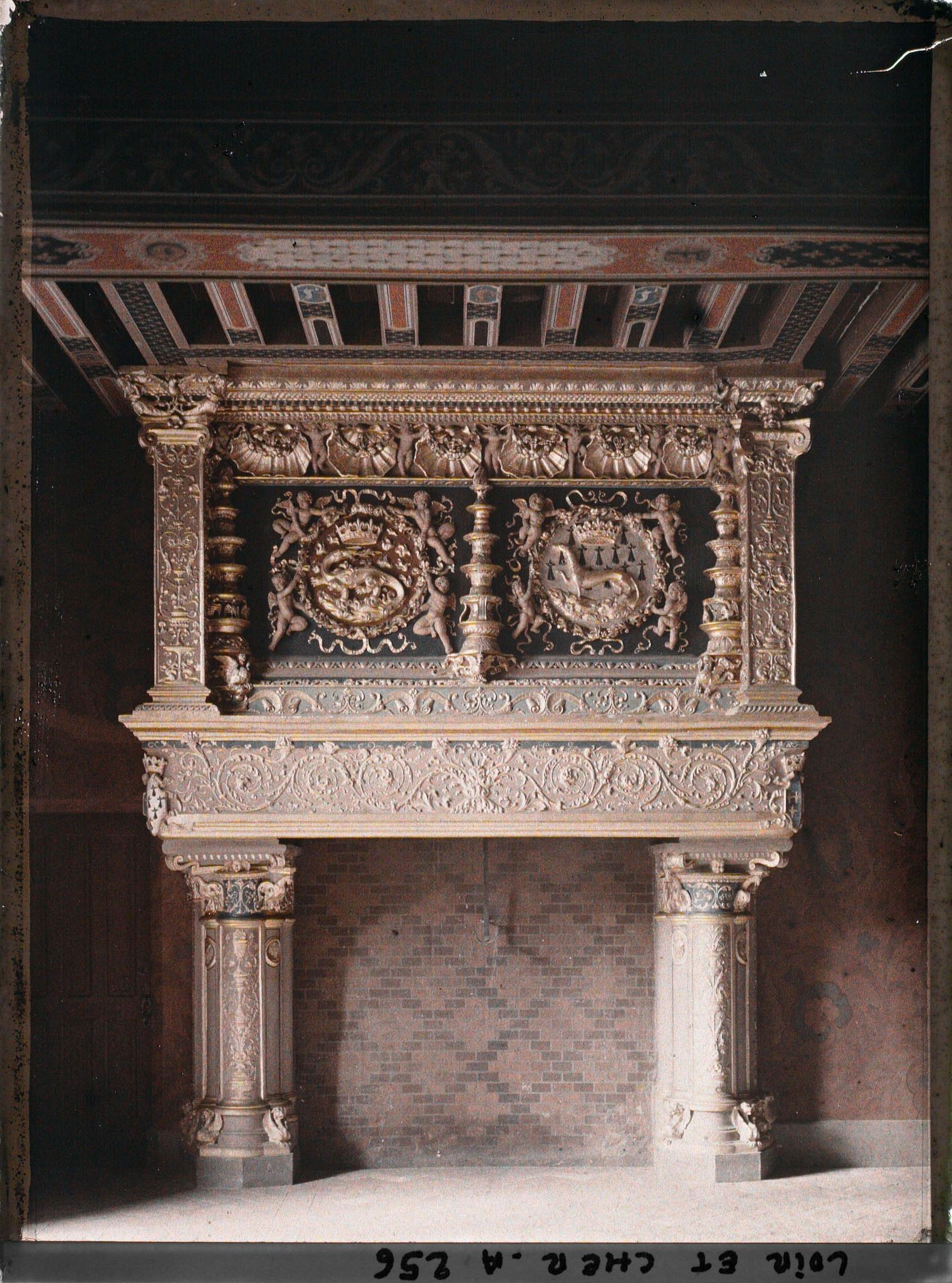 Image représentant L'une des deux cheminées de la salle du Roi dans l'aile François 1er du château