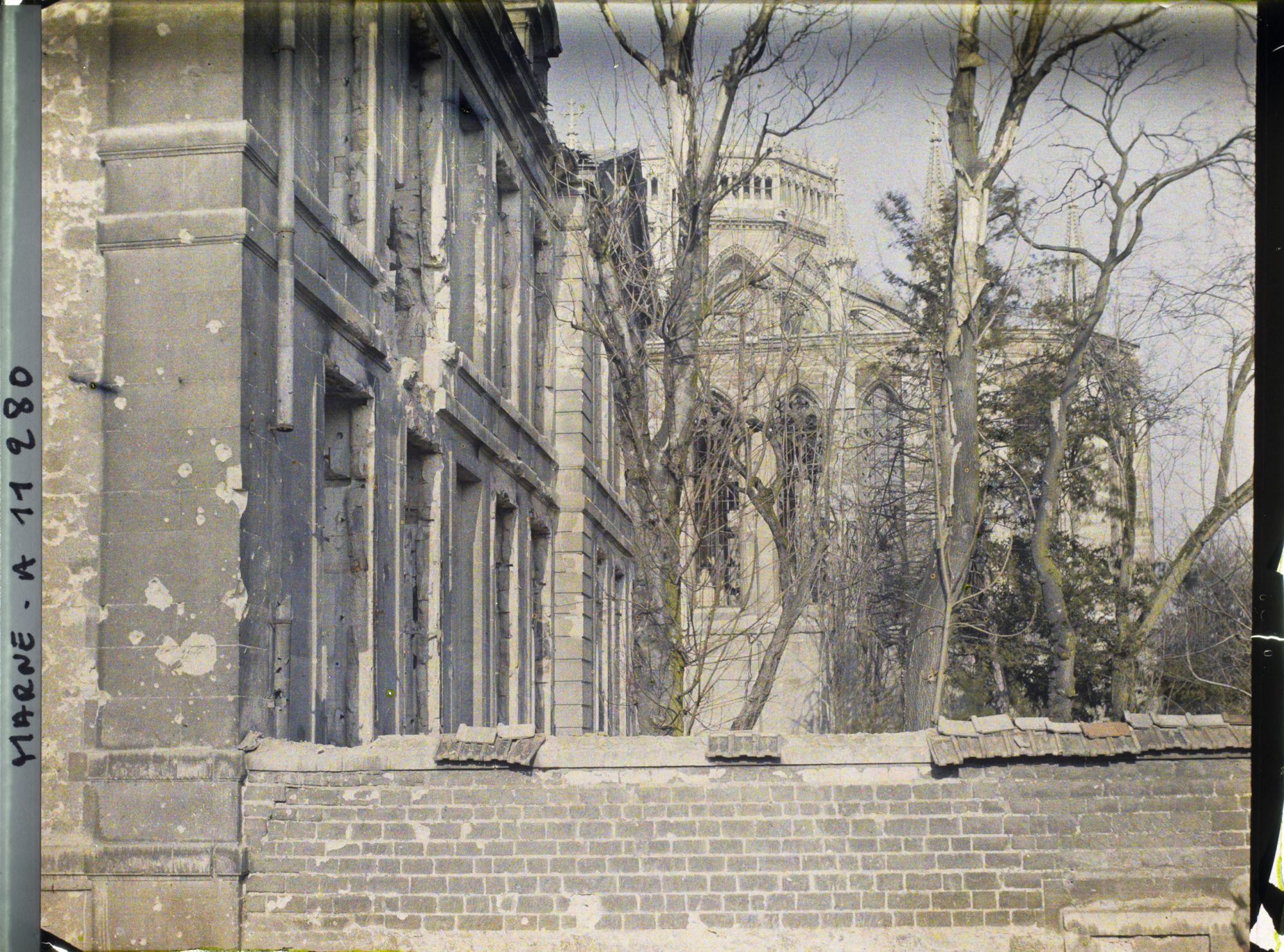 Image représentant L'ancien archevêché (aujourd'hui Palais du Tau) et la chapelle palatine