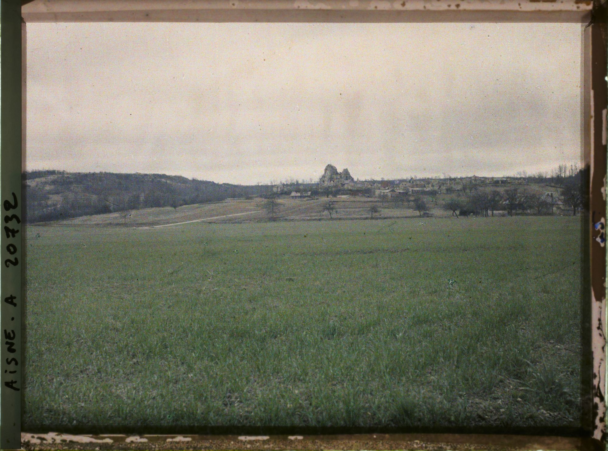 Image représentant France, St Mard, Vue vers le Village et Champs de blé