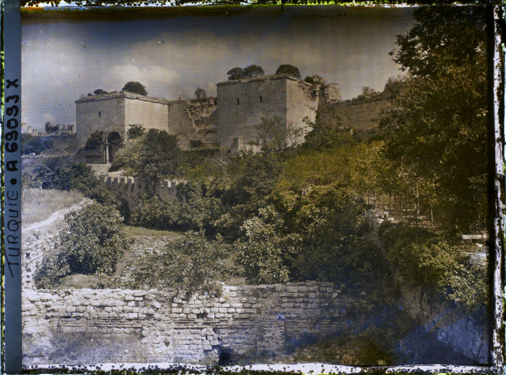 Image représentant Forteresse de Yedikule Hisari ( "forteresse aux sept tours"), faisant partie du mur d'enceinte de la ville