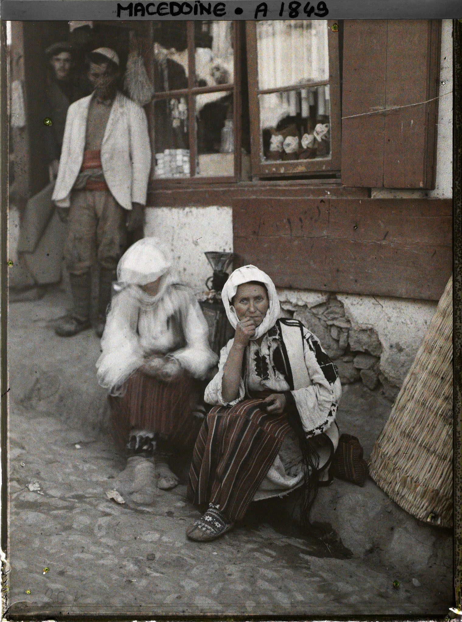Image représentant Deux paysannes de Sredna Gora filant sur le trottoir
