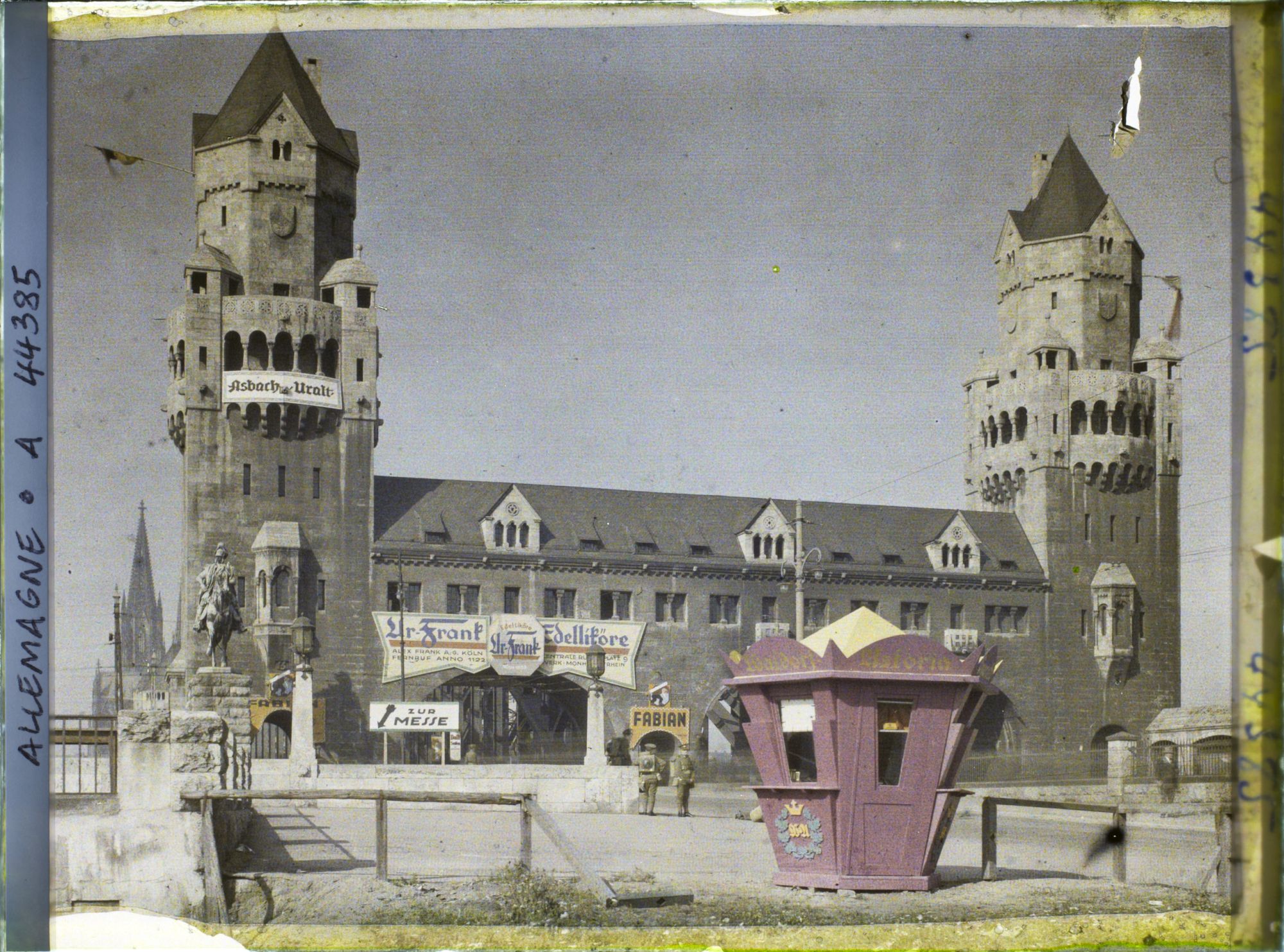 Image représentant L'entrée du grand Pont avec réclames de la foire