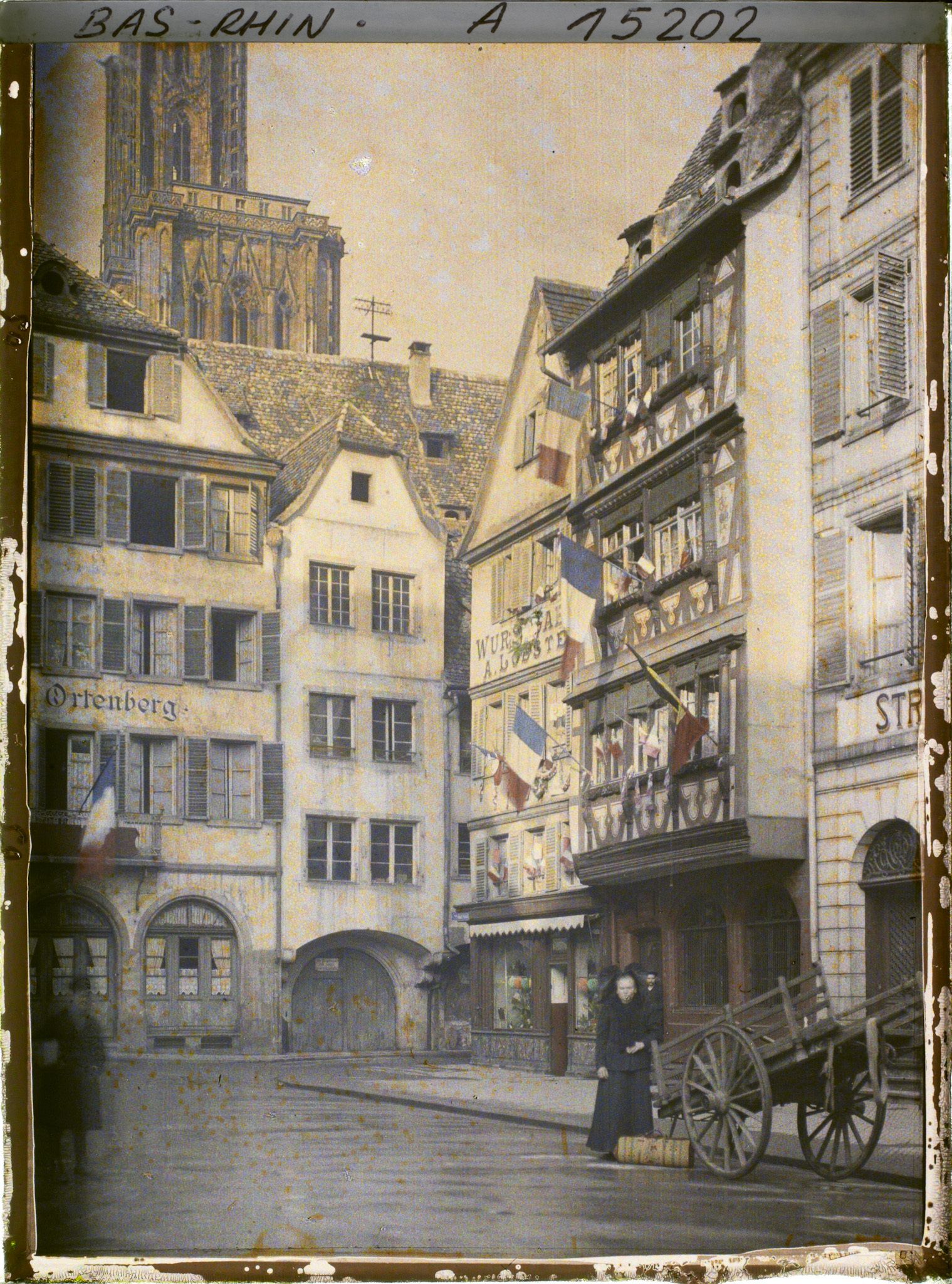 Image représentant France Alsace, Strasbourg, La place des Cochons de lait avec une Alsacienne