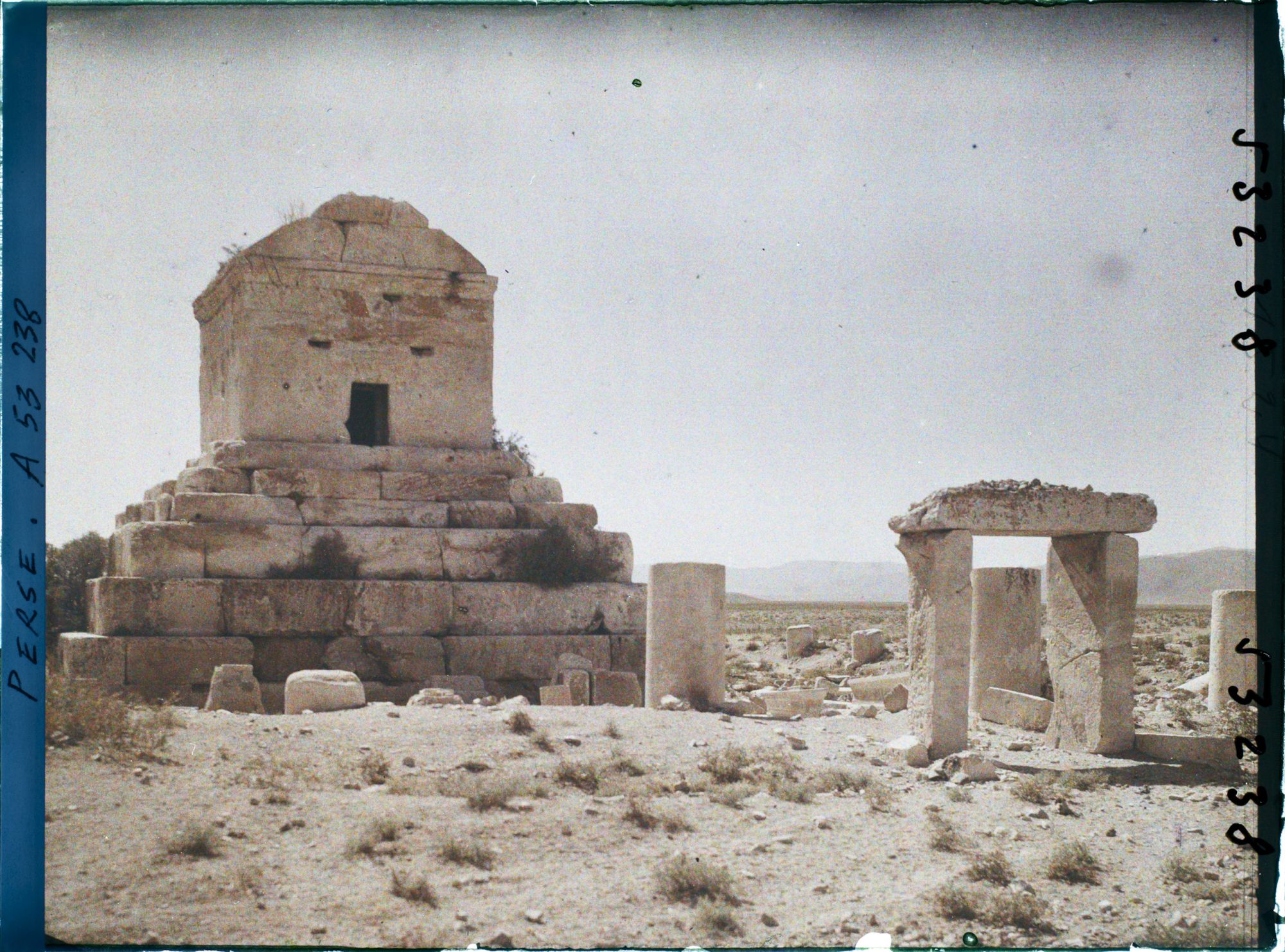 Image représentant Le tombeau de Cyrus II (vers 530 avant JC.), porte de l'enceinte