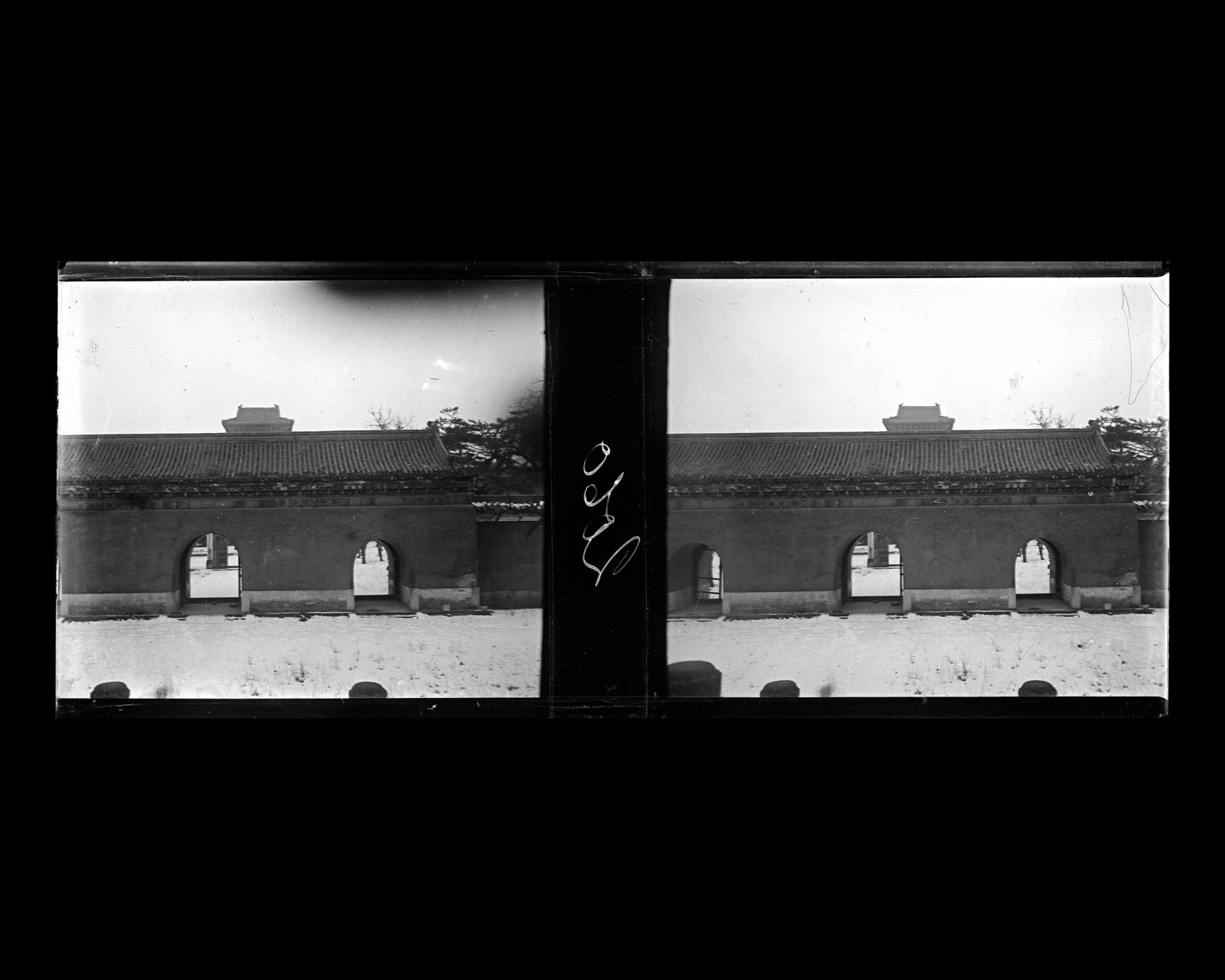 Image représentant Ming Shisanling ("Treize Tombeaux des Ming"). Changling, mausolée de l'empereur Yongle (r. 1403-1425). Dans la deuxième cour, la façade sud de Neihongmen ("porte Intérieure Rouge")