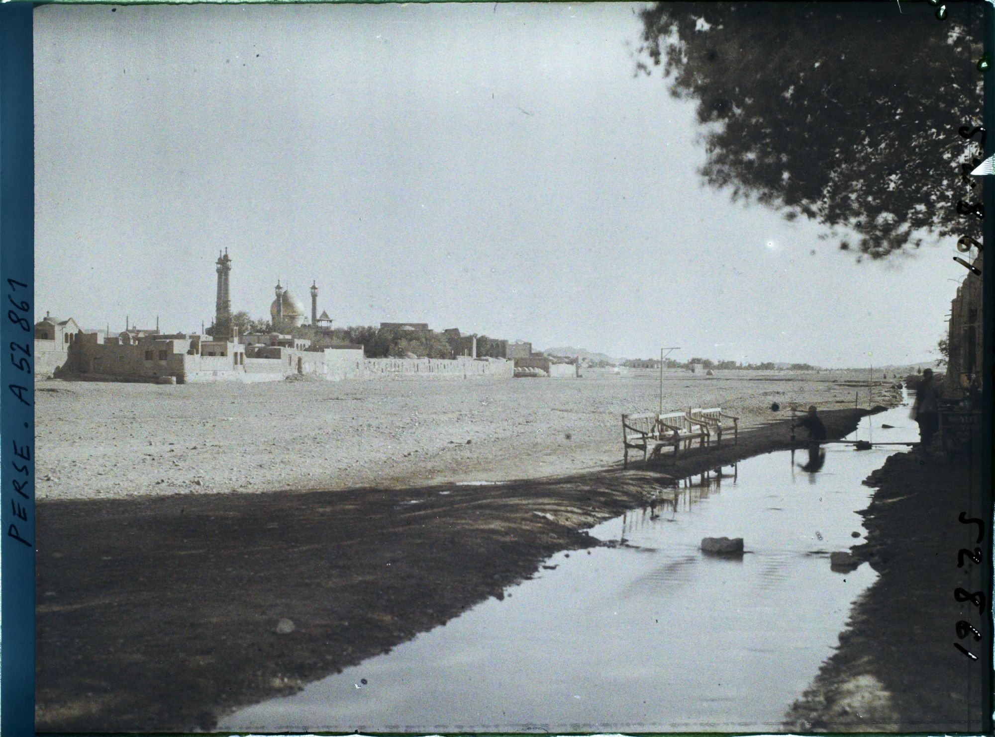 Image représentant Vue vers le sanctuaire de Fatima Masoumeh le long de la rivière Qom