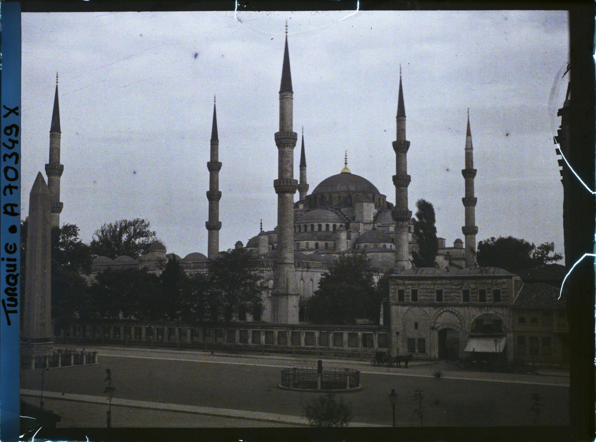 Image représentant A gauche, l'obélisque de Théodose sur la place At Meydani et la Sultan Ahmet Camii (" mosquée Bleue ")