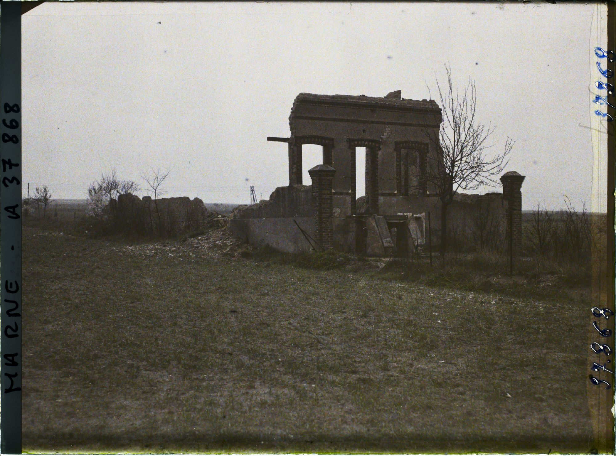 Image représentant France, La Pompelle, Ruines le long de la route