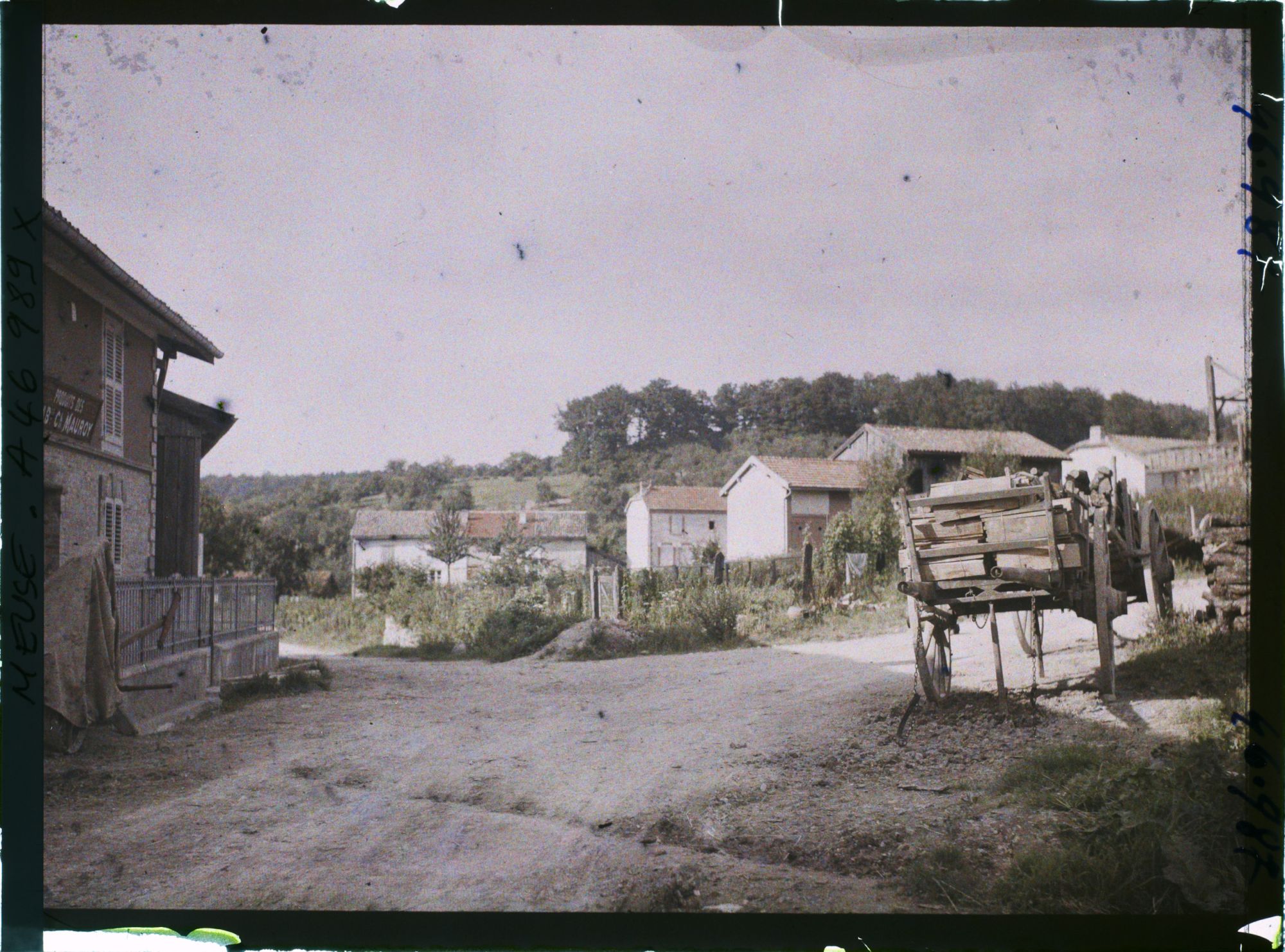 Image représentant France, La Chalade 392 h - Meuse, Vue vers le haut du Village