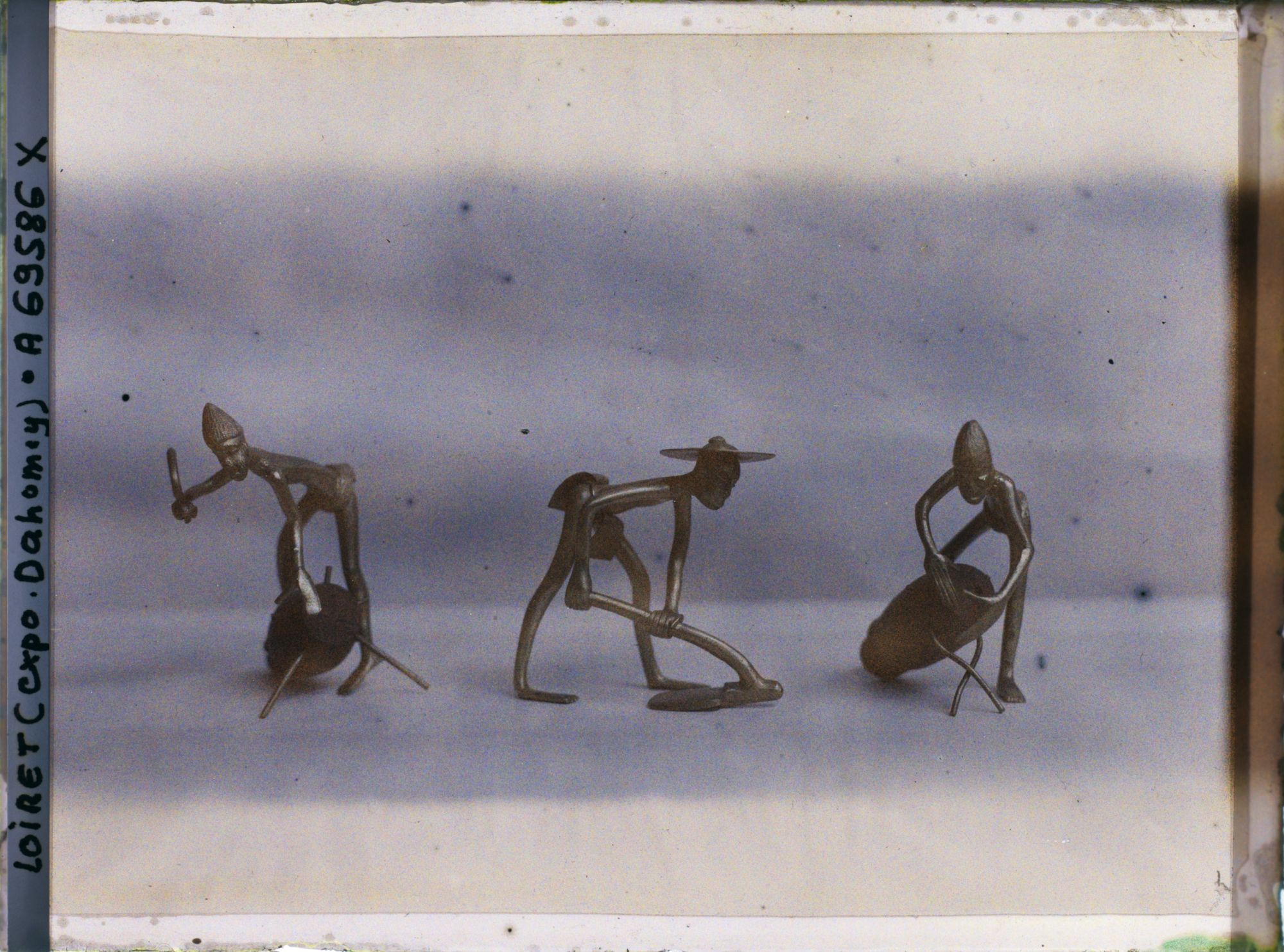 Image représentant Exposition d'art africain, figurines de musiciens et cultivateur