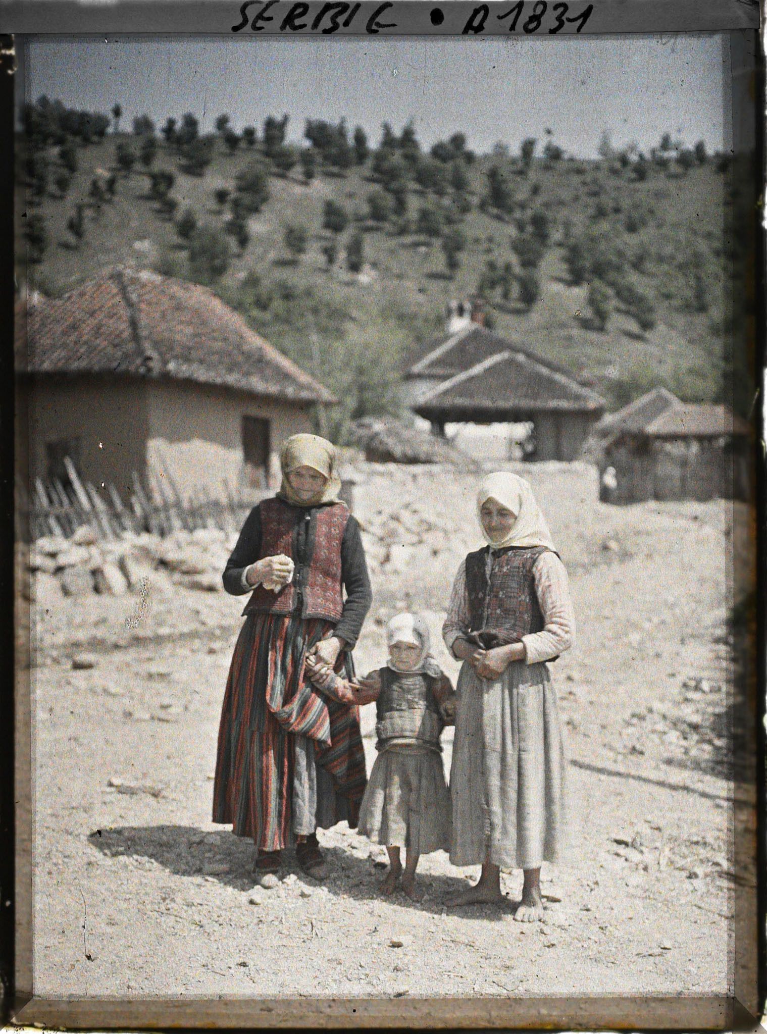 Image représentant Une femme sur la route avec sa mère et son enfant