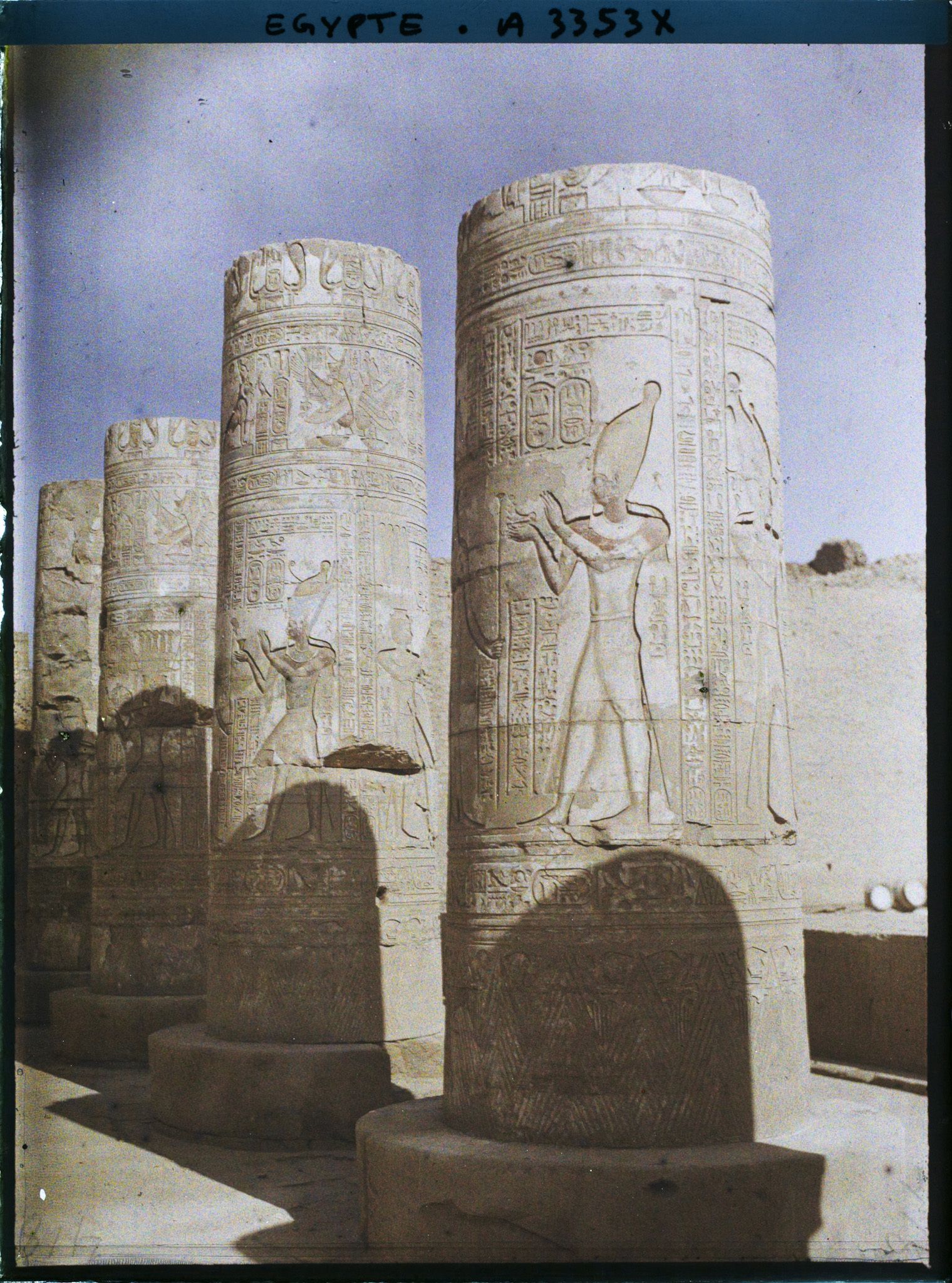 Image représentant Colonnes du portique d'entrée du temple