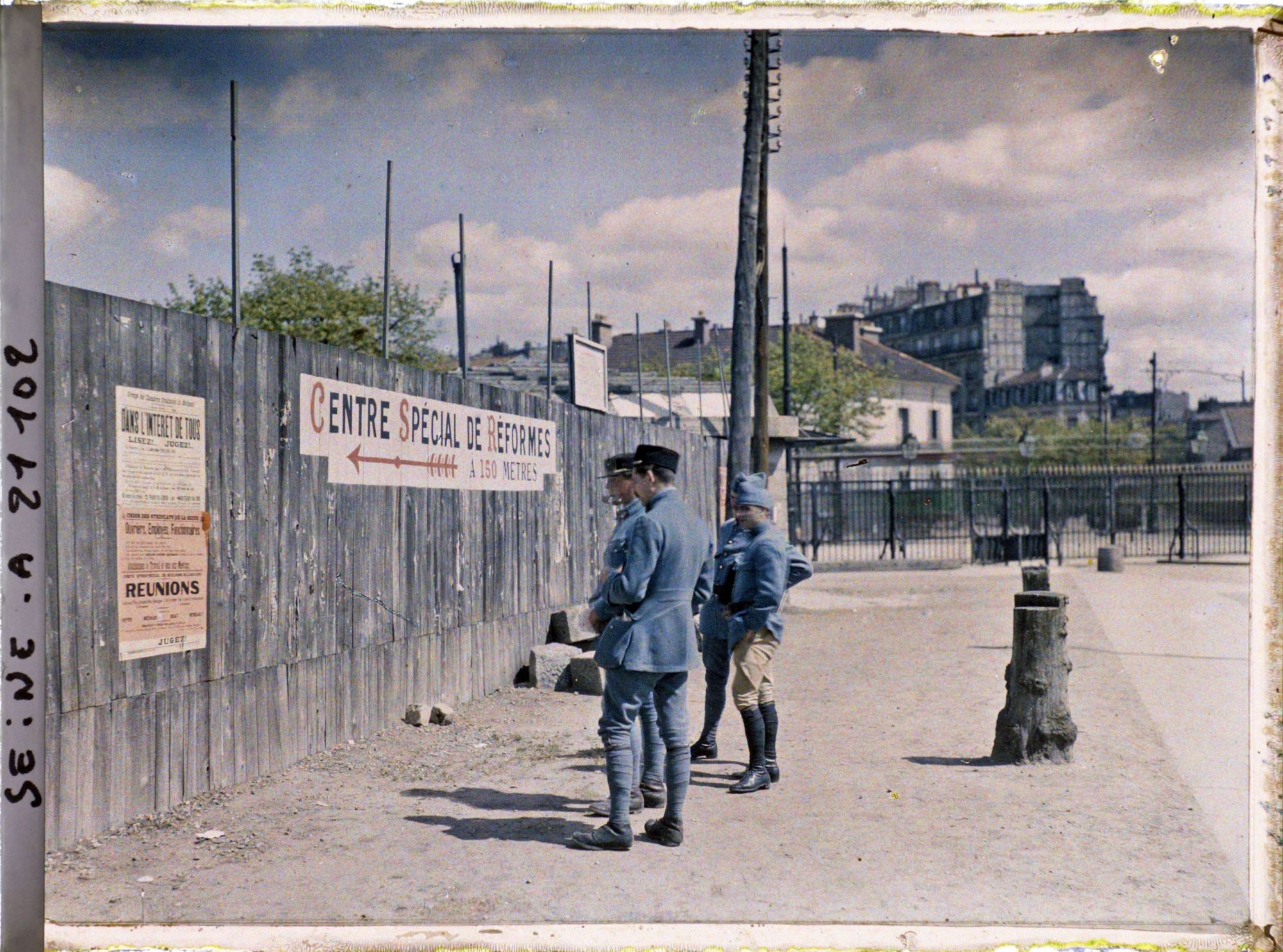 Image représentant Des soldats lisant des affiches à la porte de Saint-Cloud, à l'occasion du 1er mai