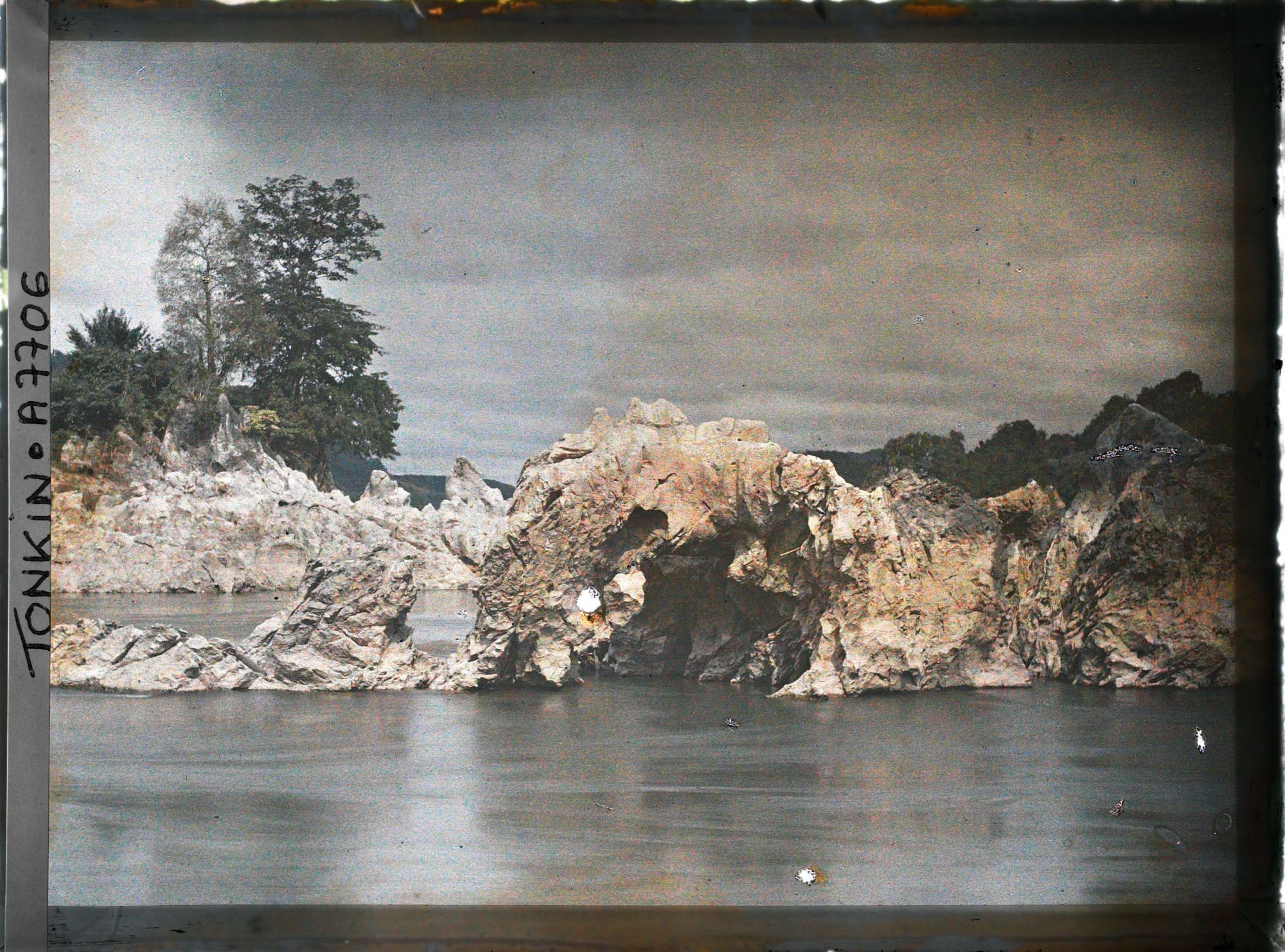 Image représentant Quelques-uns des rochers formant un barrage naturel sur la rivière Noire