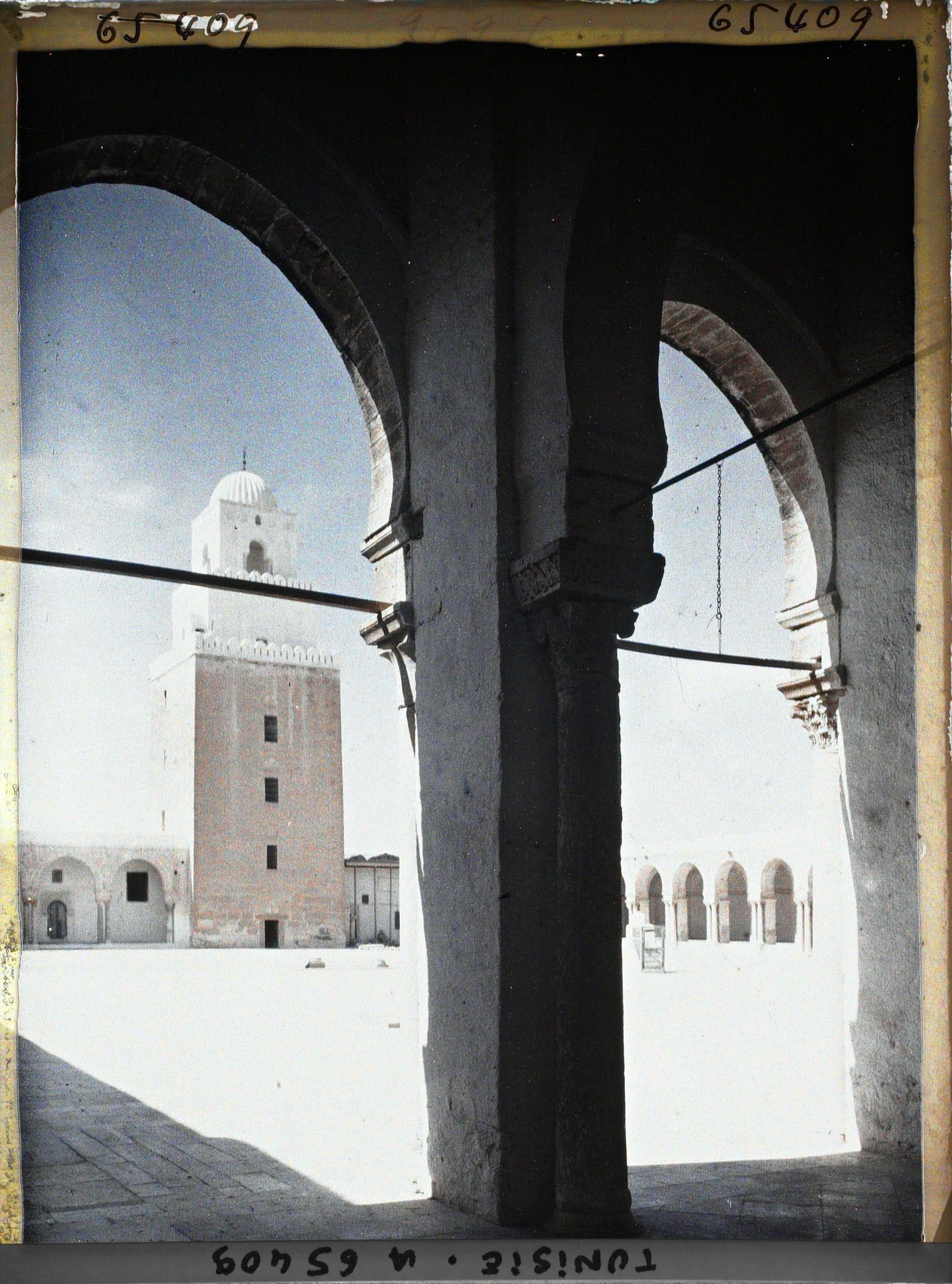 Image représentant La cour, le minaret et la colonnade orientale de la Grande Mosquée dans la médina