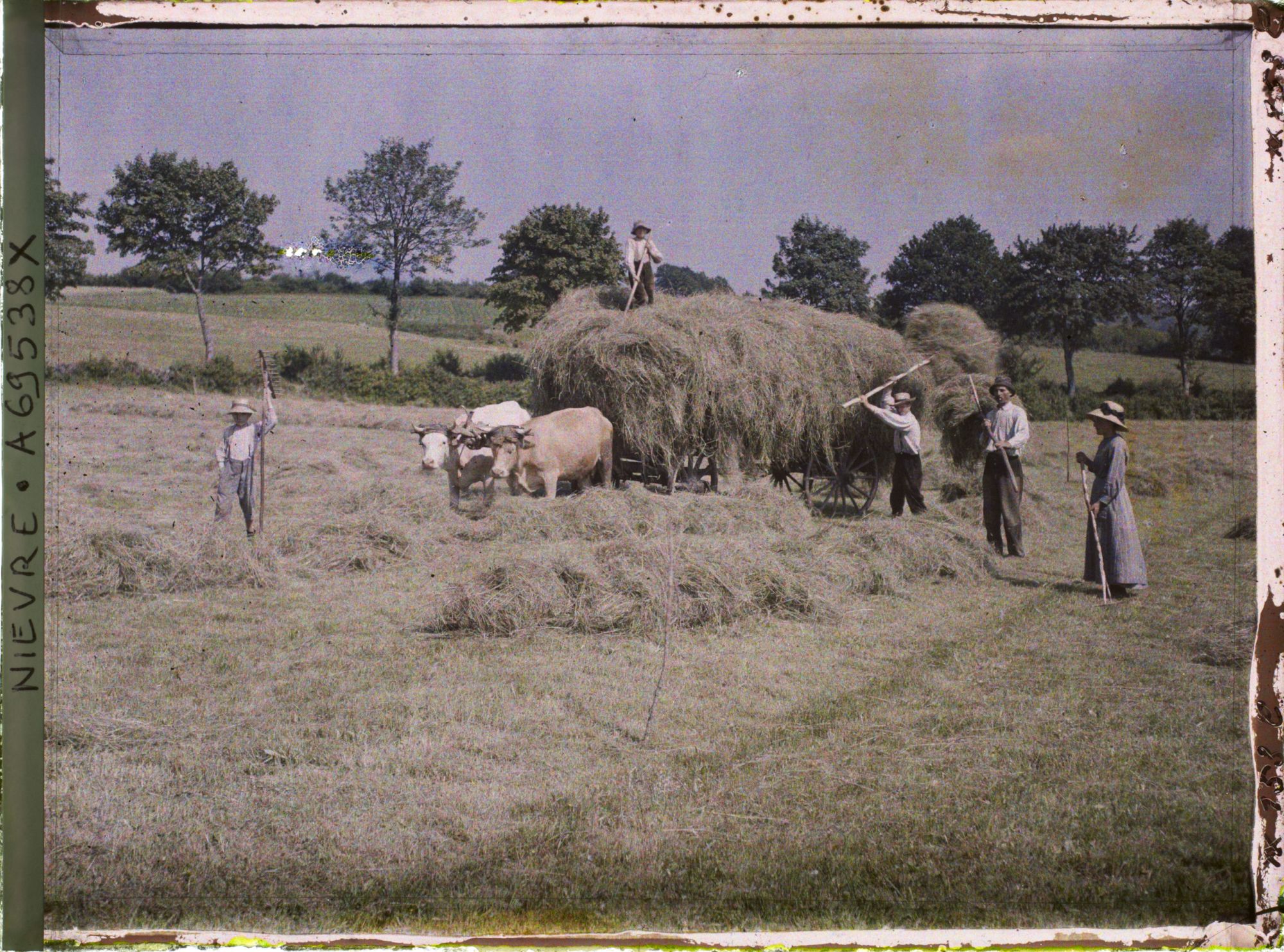 Image représentant Le chargement d'un char de foin