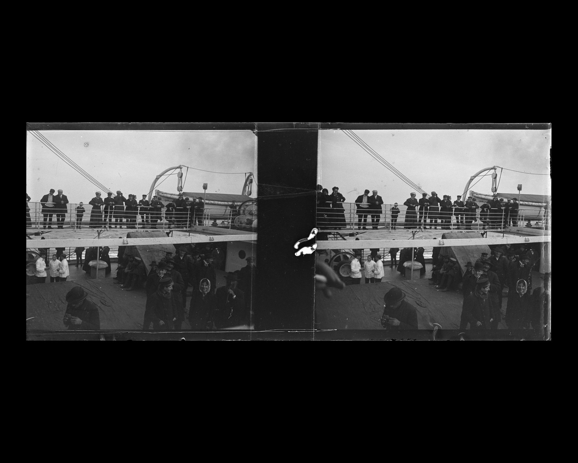 Image représentant Passagers des 3emes classes sur l'entrepont et passagers des 2emes classes sur la passerelle